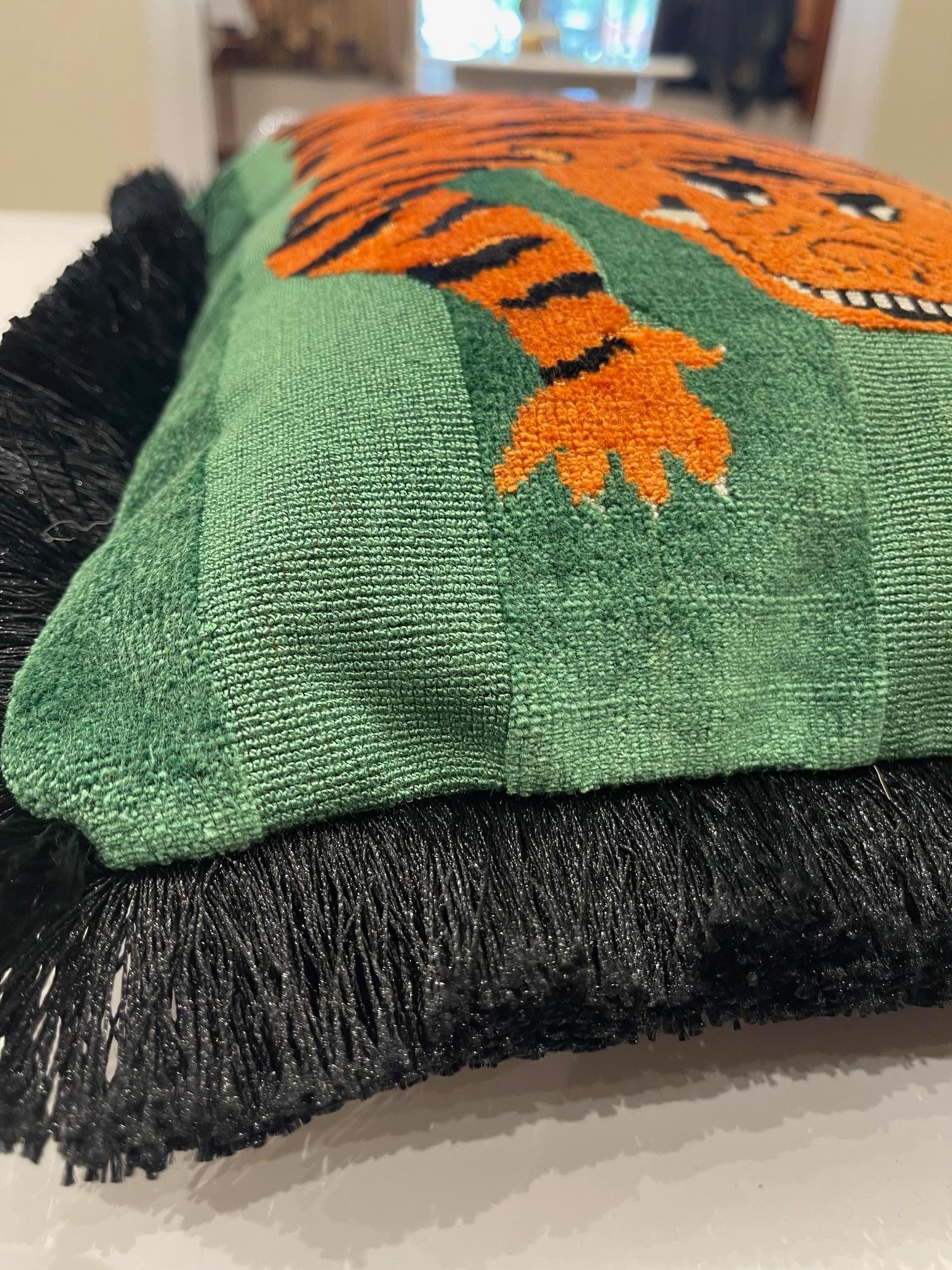 Grünes Schumacher Jokhang Tiger-Kissen in Grün mit schwarzen Fransen im Angebot 2