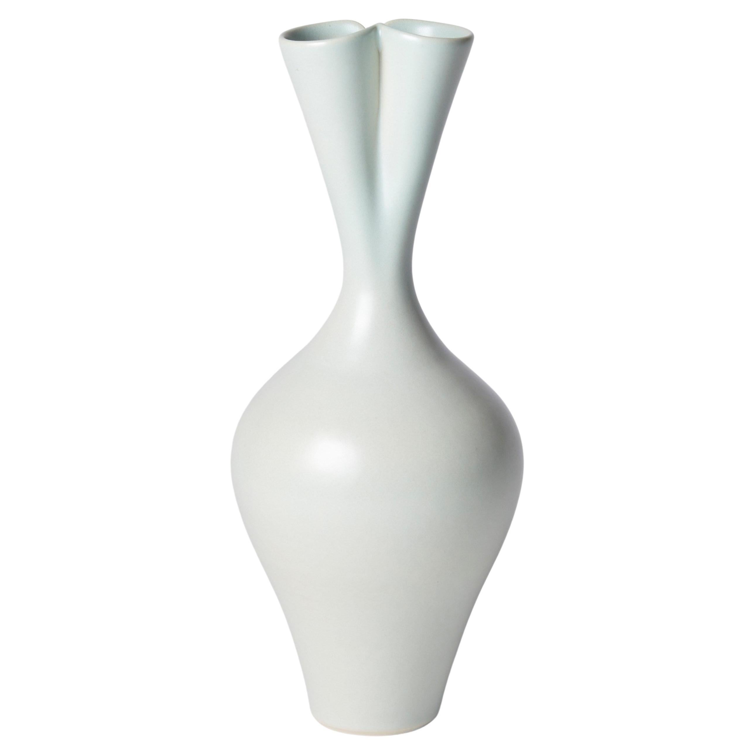 Grner Saattopf, einzigartige, handgedrehte Celadon-Porzellanvase von Vivienne Foley