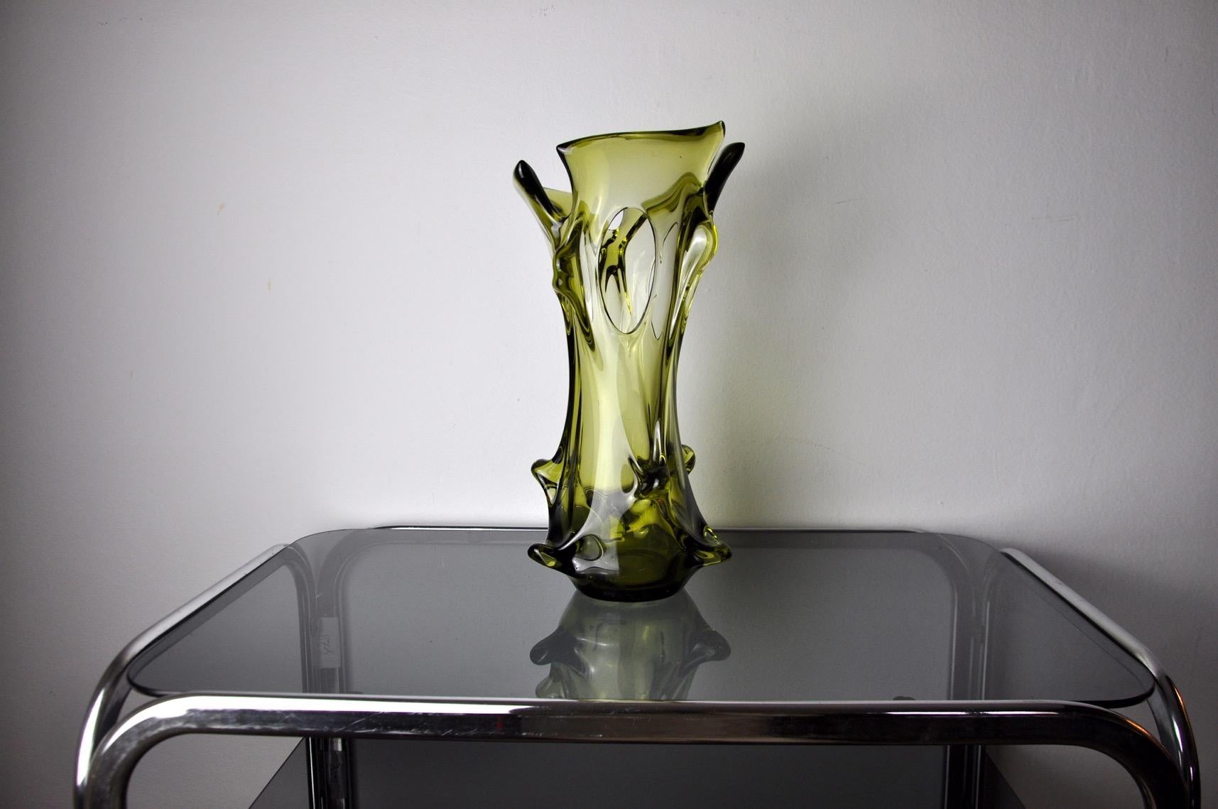 Hervorragende und seltene mundgeblasene sommerso grüne italienische Kunstglasvase. Zuschreibung an Seguso, Murano Italien, 1960er Jahre. Diese große, farbenfrohe Vase hat ein schönes Design mit gezeichneten Details und einem gerippten Rand in der