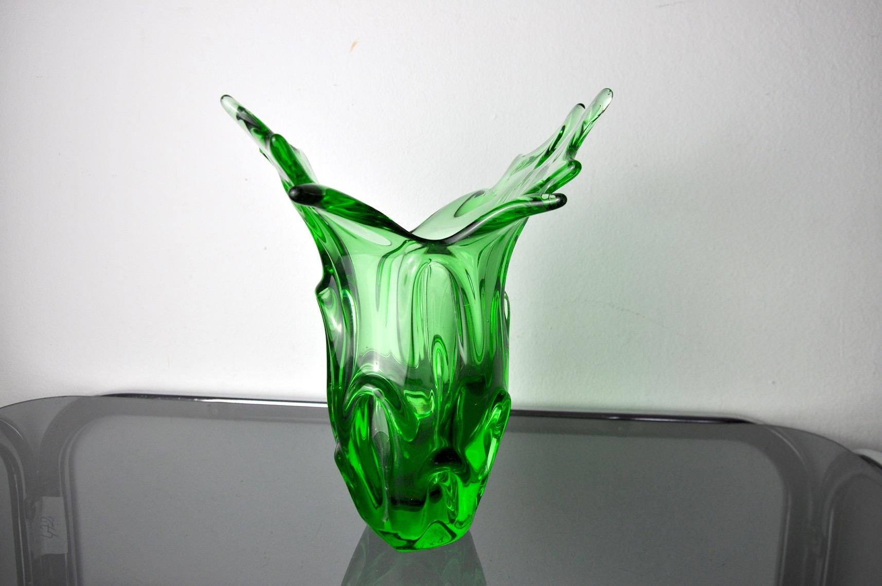 Hand blown sommerso green Italian art glass vase. Attributed to seguso, murano italy, 1960s. This colorful vase has a beautiful design with drawn details and a ribbed edge using the sommerso technique. Use it as a decorative vase or centerpiece.