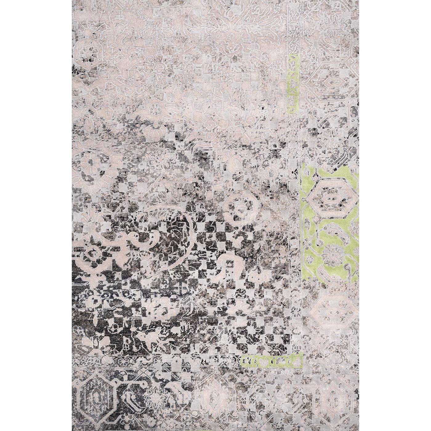 Dieser elegante Teppich aus reiner chinesischer Seide, Nessel, wird in Indien von geschickten Kunsthandwerkern handgewebt und zeichnet sich durch ein zartes, geometrisches Muster in hellgrauer Farbe mit schimmernden hellgrünen Schattierungen aus,