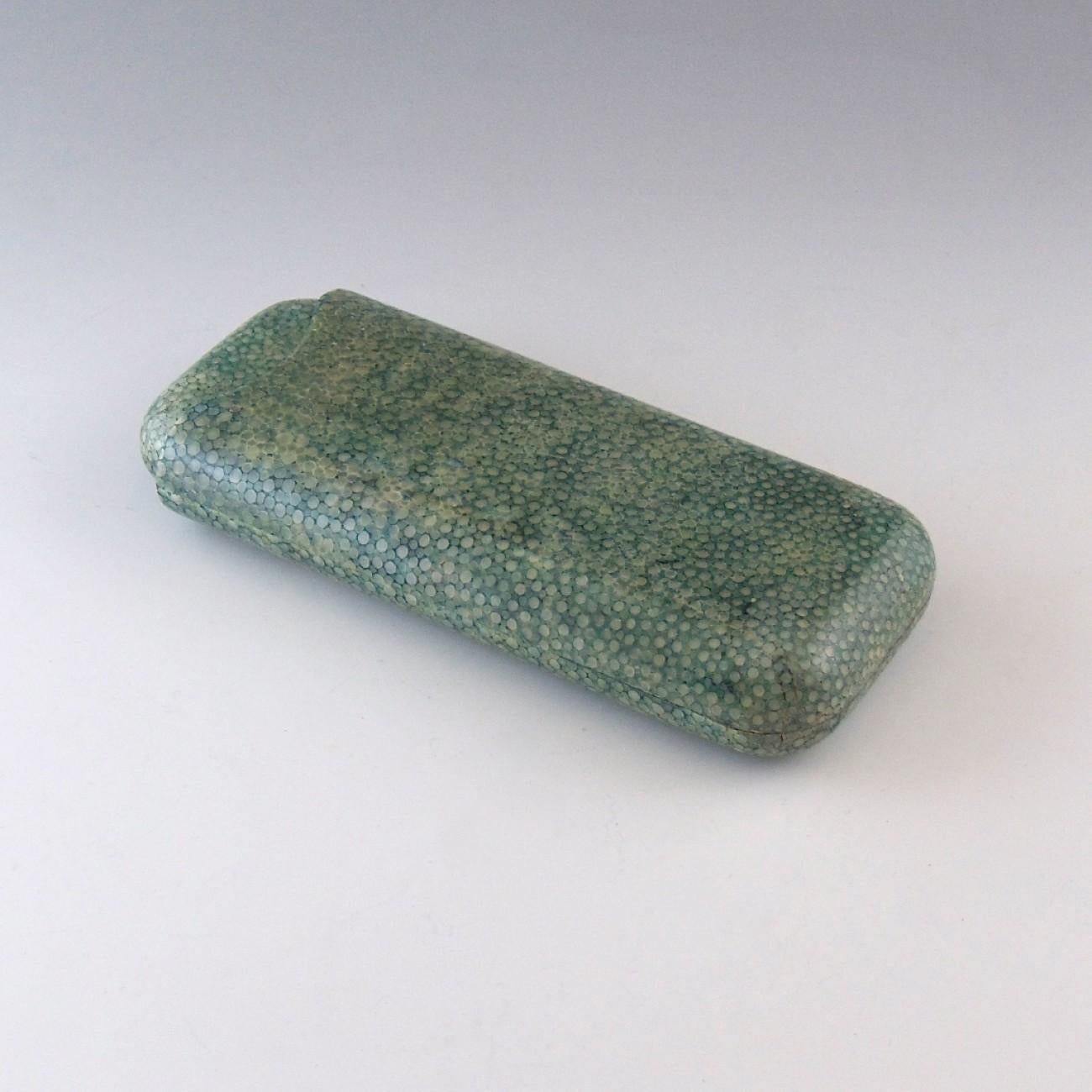 A magnificent shagreen cigar case, circa 1920. Expands for differing lengths of cigar.

Dimensions (when fully closed): 15.5 cm/5 inches (length) x 6.5 cm/2? inches (width) x 2.5 cm/1 inches (thick).
Will take up to four cigars with maximum diameter