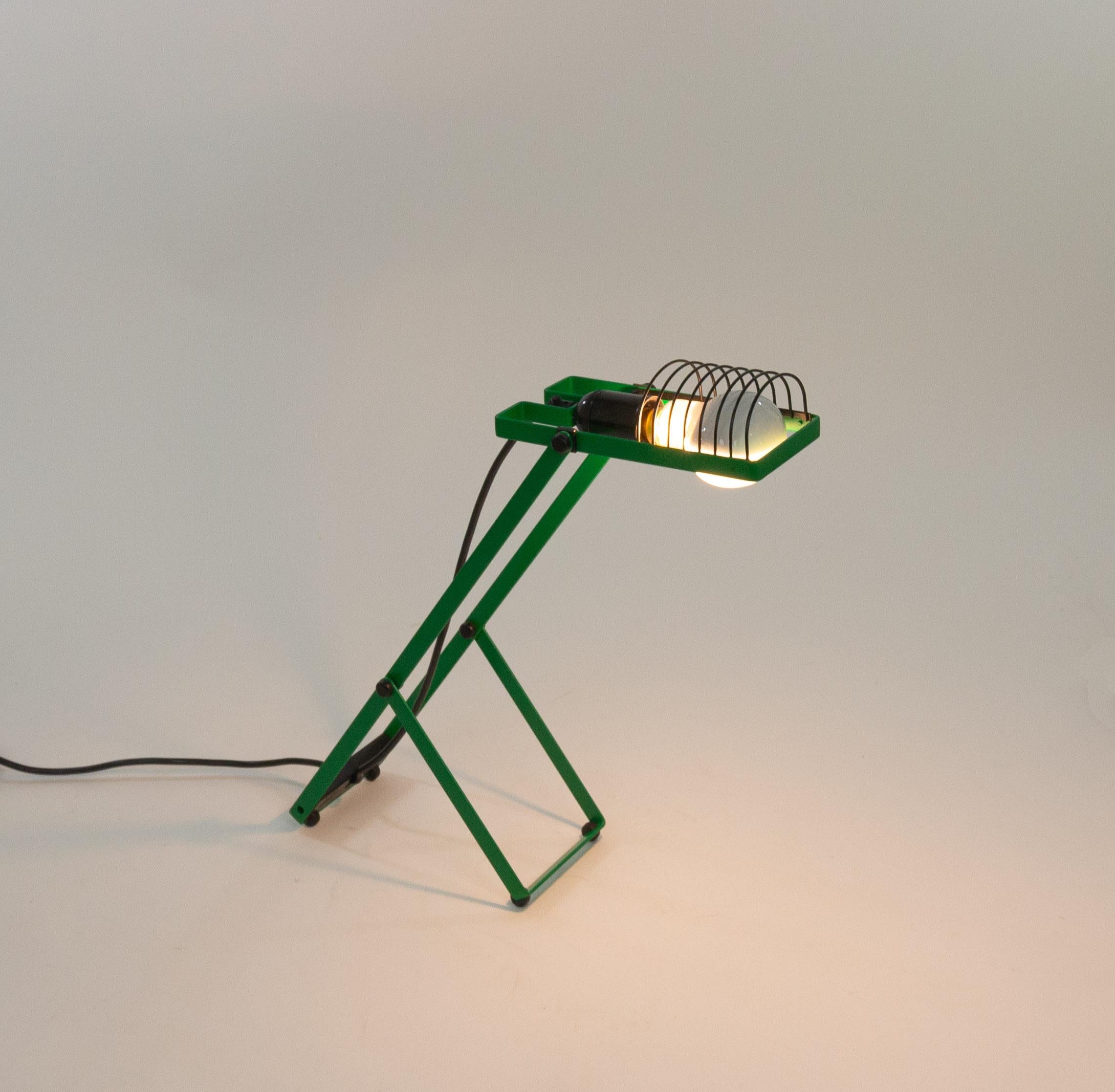 Tischleuchte Sintesi, entworfen von Ernesto Gismondi für das italienische Beleuchtungsunternehmen Artemide in den 1970er Jahren.

Diese Lampe stammt aus der ersten Serie der Sintesi-Lampe. Die Leuchte ist für eine Bajonettfassung geeignet und wird