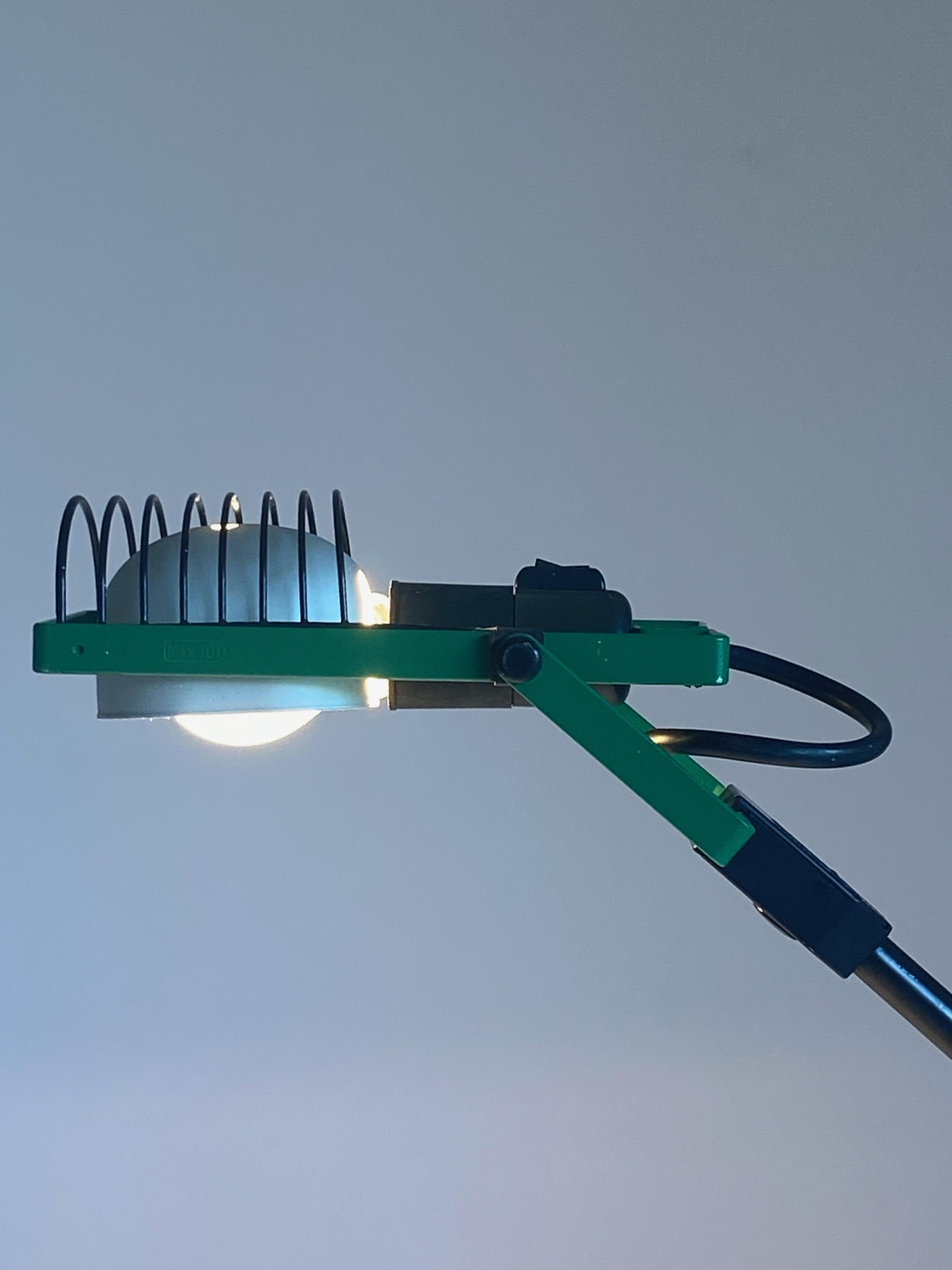 italien Lampe de bureau Sintesi verte conçue par Ernesto Gismondi pour Artemide, années 1970 en vente