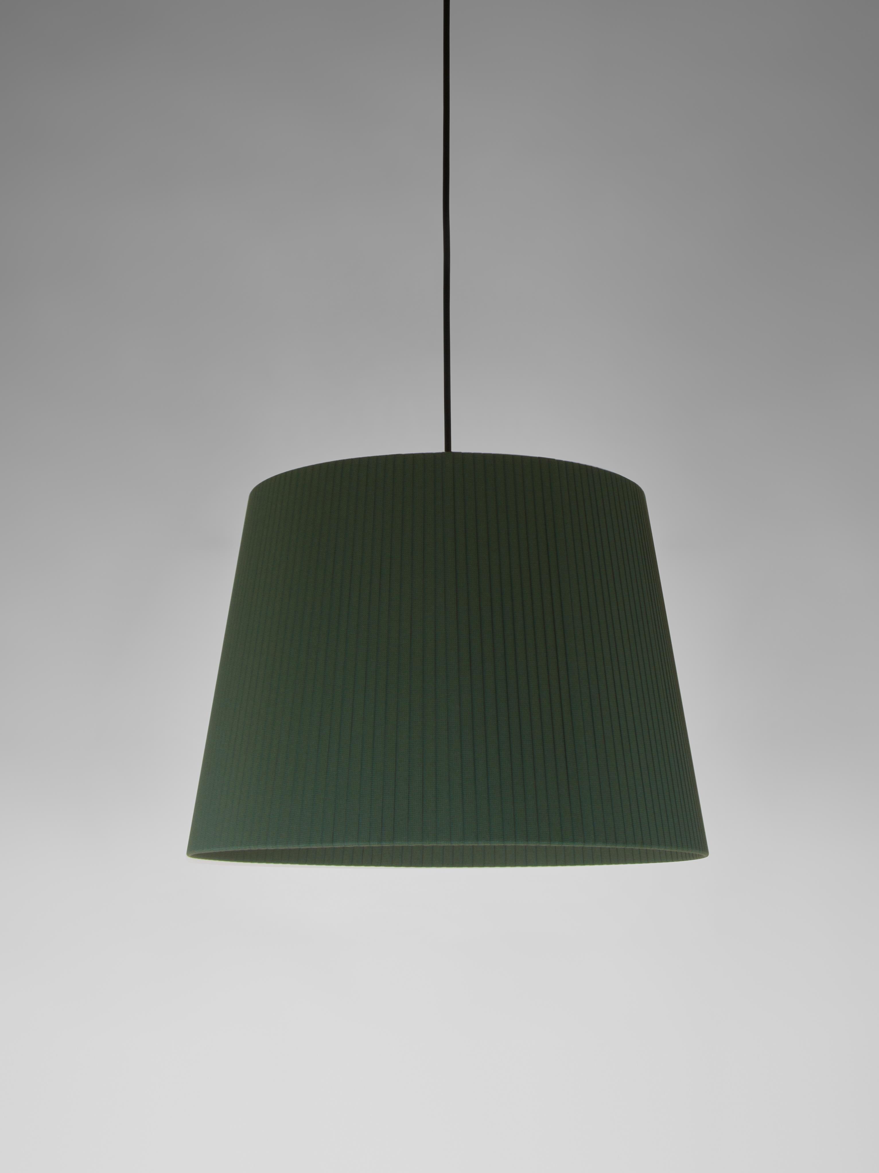 Green Sísísí Cónicas GT1 pendant lamp by Santa & Cole
Dimensions: D 45 x H 32 cm
Materials: Metal, ribbon.
Available in other colors.
Also available in two lights version.

The conical shape group has multiple finishes and sizes. It consists