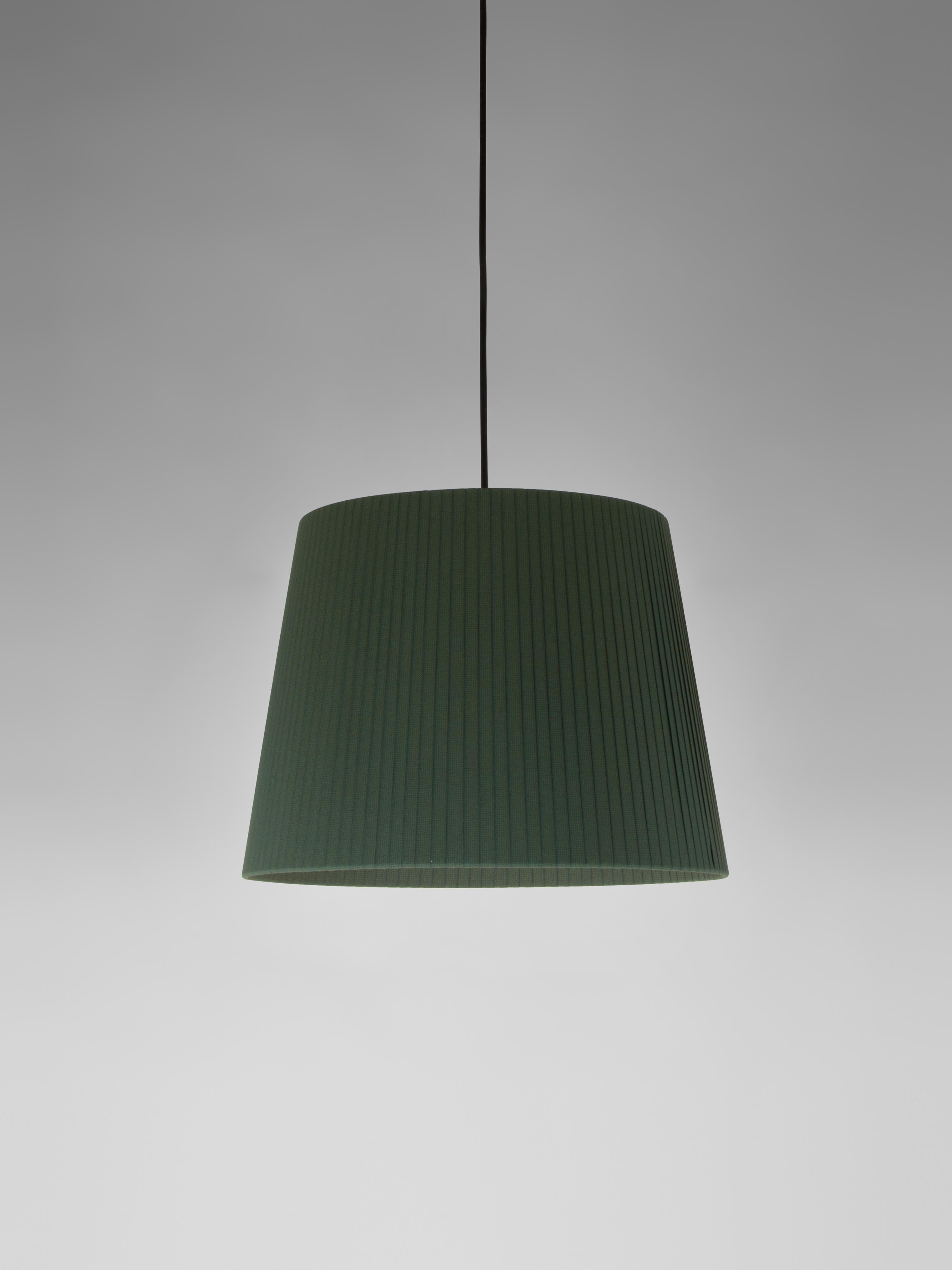 Green sísísí cónicas GT3 Pendant Lamp by Santa & Cole
Dimensions: D 36 x H 27 cm
Materials: Metal, ribbon.
Available in other colors.

The conical shape group has multiple finishes and sizes. It consists of four sizes: PT1, MT1, GT1 and GT3,