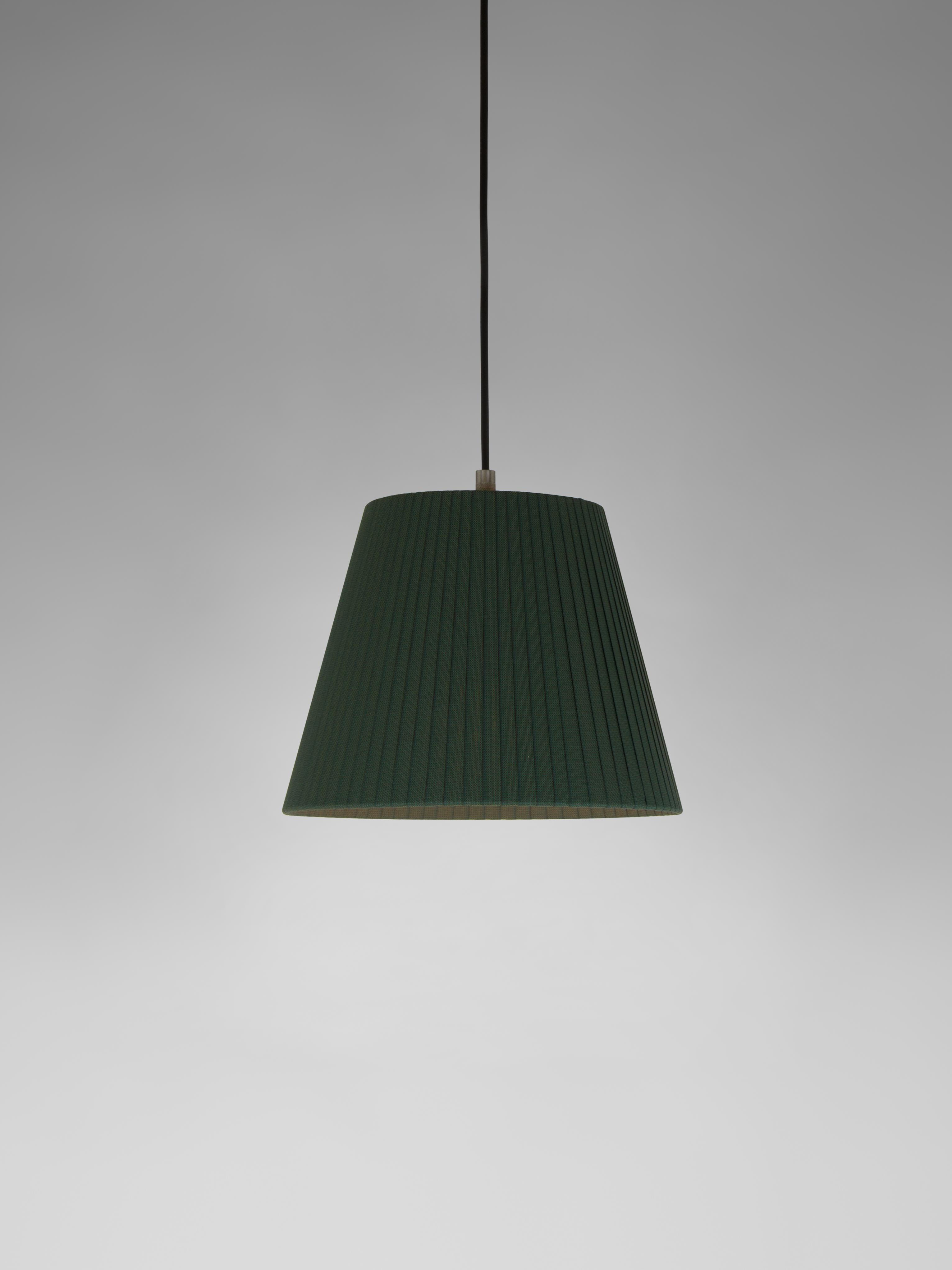 Green Sísísí Cónicas MT1 pendant lamp by Santa & Cole
Dimensions: D 25 x H 20 cm
Materials: Metal, ribbon.
Available in other colors.

The conical shape group has multiple finishes and sizes. It consists of four sizes: PT1, MT1, GT1 and GT3,