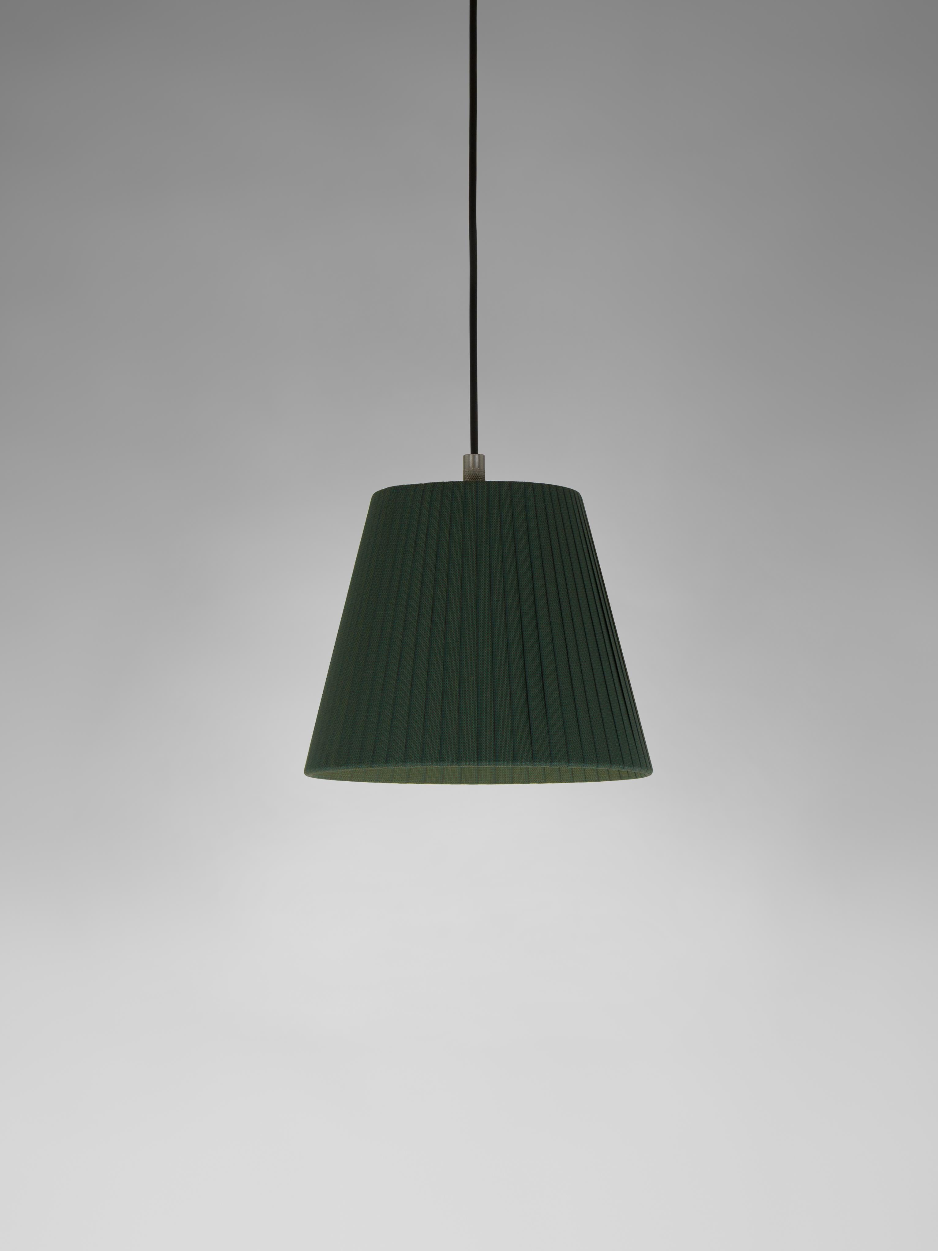 Green Sísísí Cónicas PT1 pendant lamp by Santa & Cole
Dimensions: D 20 x H 16 cm
Materials: Metal, ribbon.
Available in other colors.

The conical shape group has multiple finishes and sizes. It consists of four sizes: PT1, MT1, GT1 and GT3,
