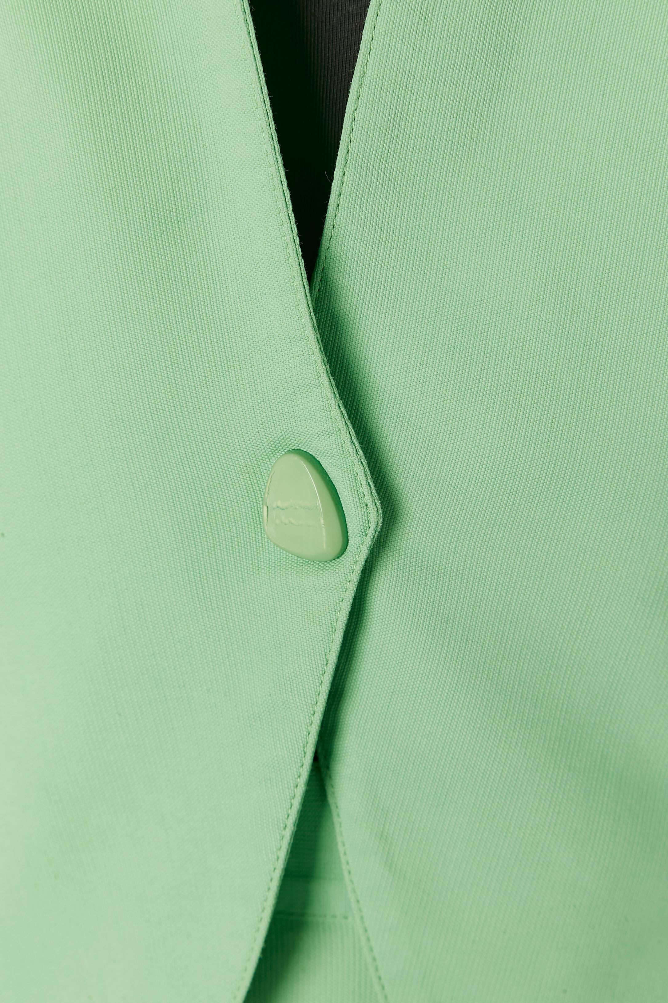 Green skirt suit with tulip's pocket . Fabric composition: 45% cotton, 55% rayon. 
Cut-work. Snap closure on the middle front. 
size 40 (Fr) on tag but fit S/ M 