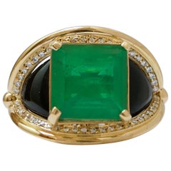 Anello in pietra verde, diamanti, onice, oro giallo 18 carati.