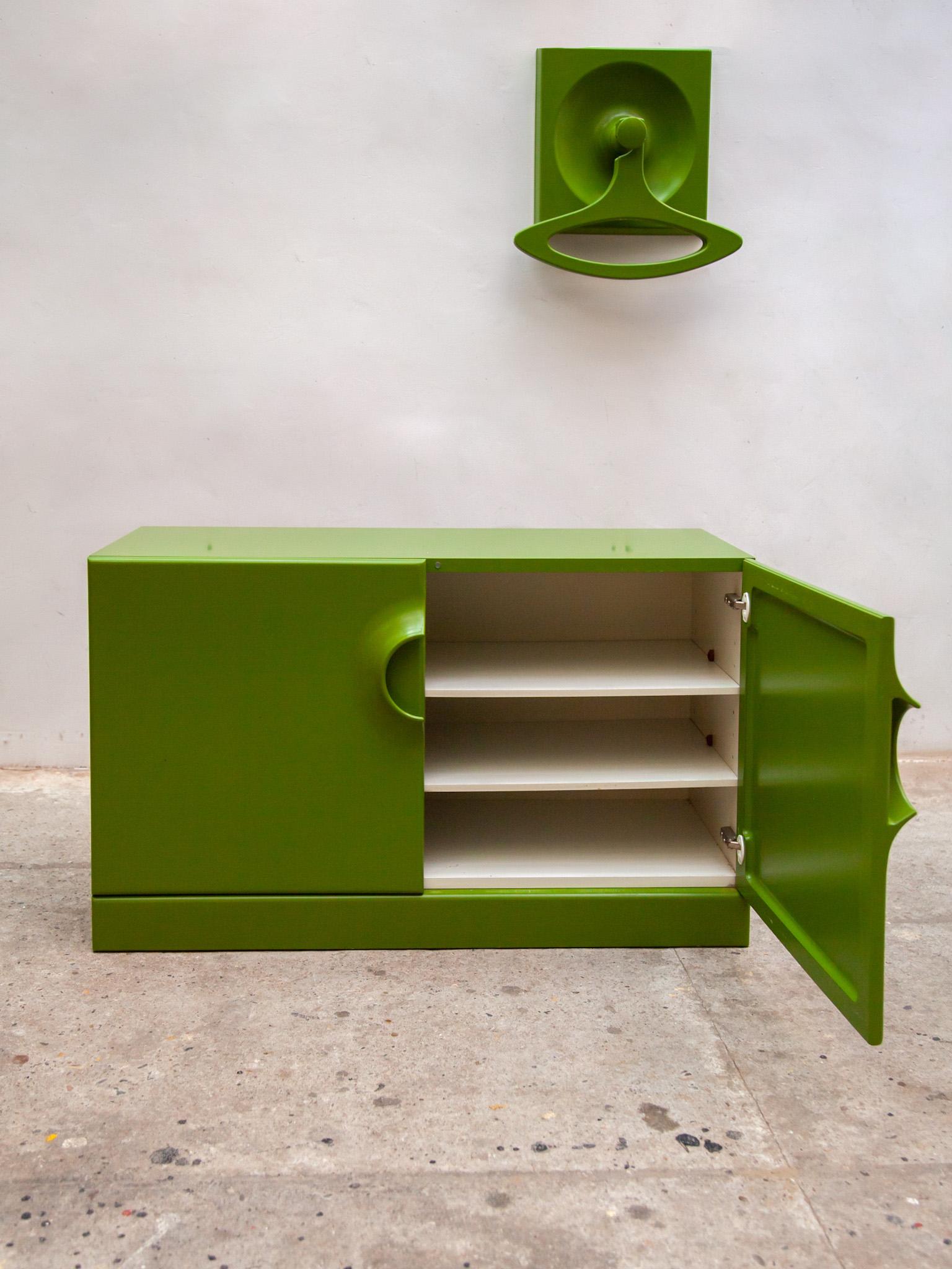 Aparador Spage Age Verde, Tres perchas Quadro Wardro- de Jürgen Lange, años 70 finales del siglo XX en venta