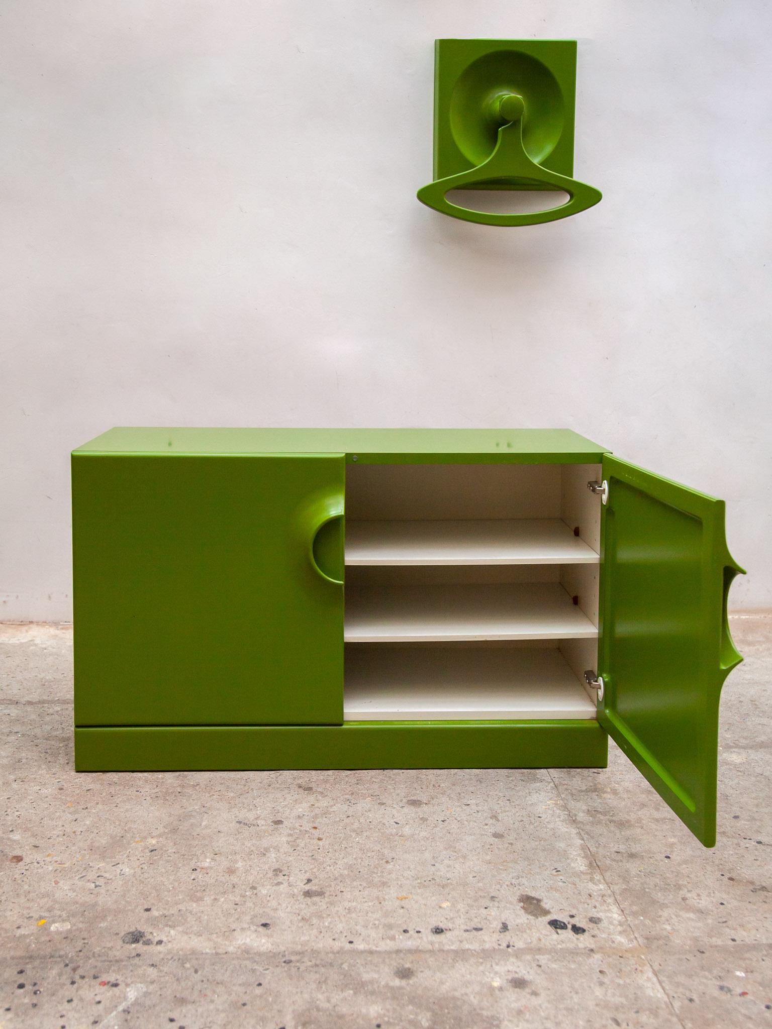 Aparador Spage Age Verde, Tres perchas Quadro Wardro- de Jürgen Lange, años 70 Laminado en venta