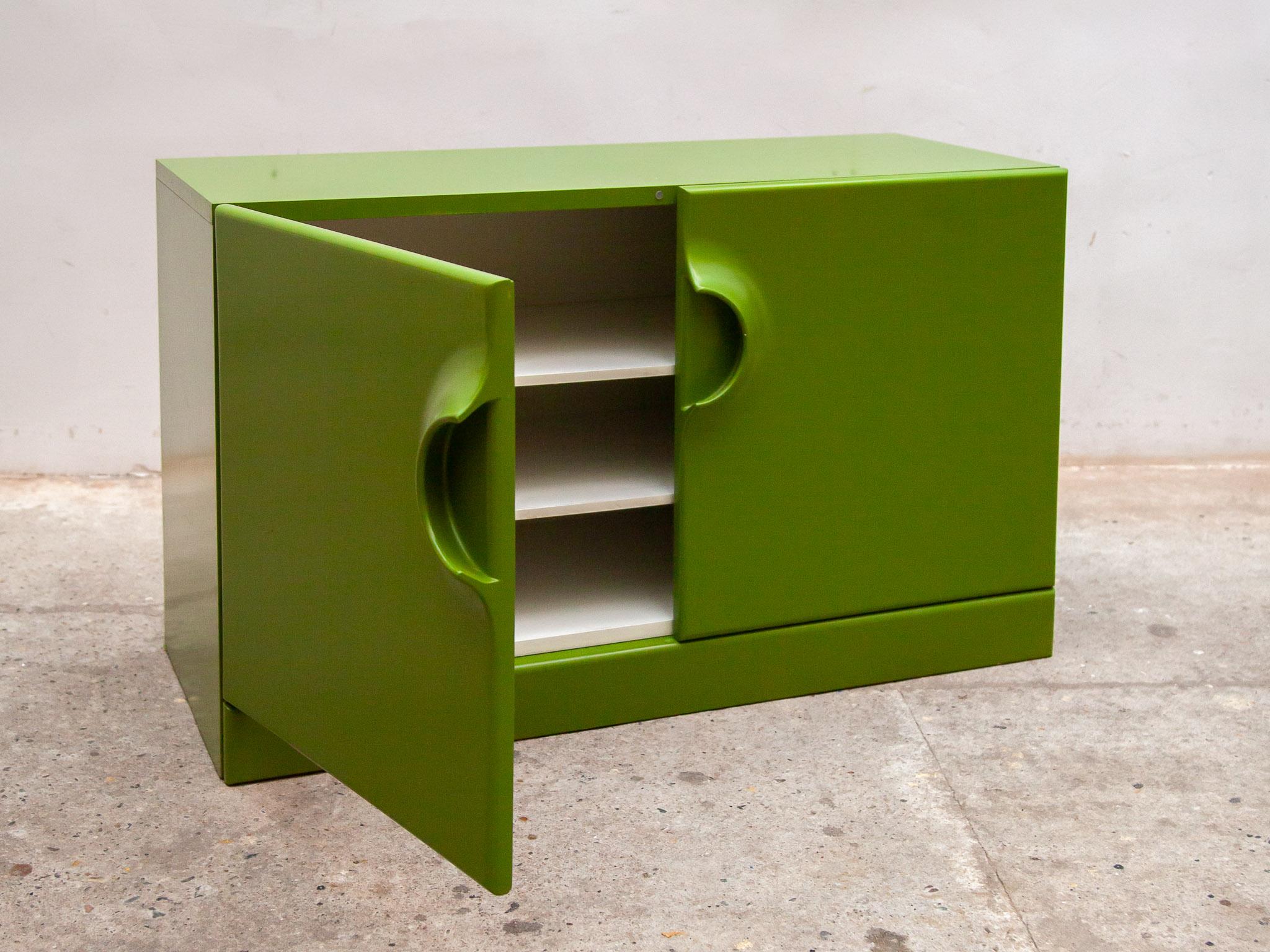 Aparador Spage Age Verde, Tres perchas Quadro Wardro- de Jürgen Lange, años 70 en venta 1