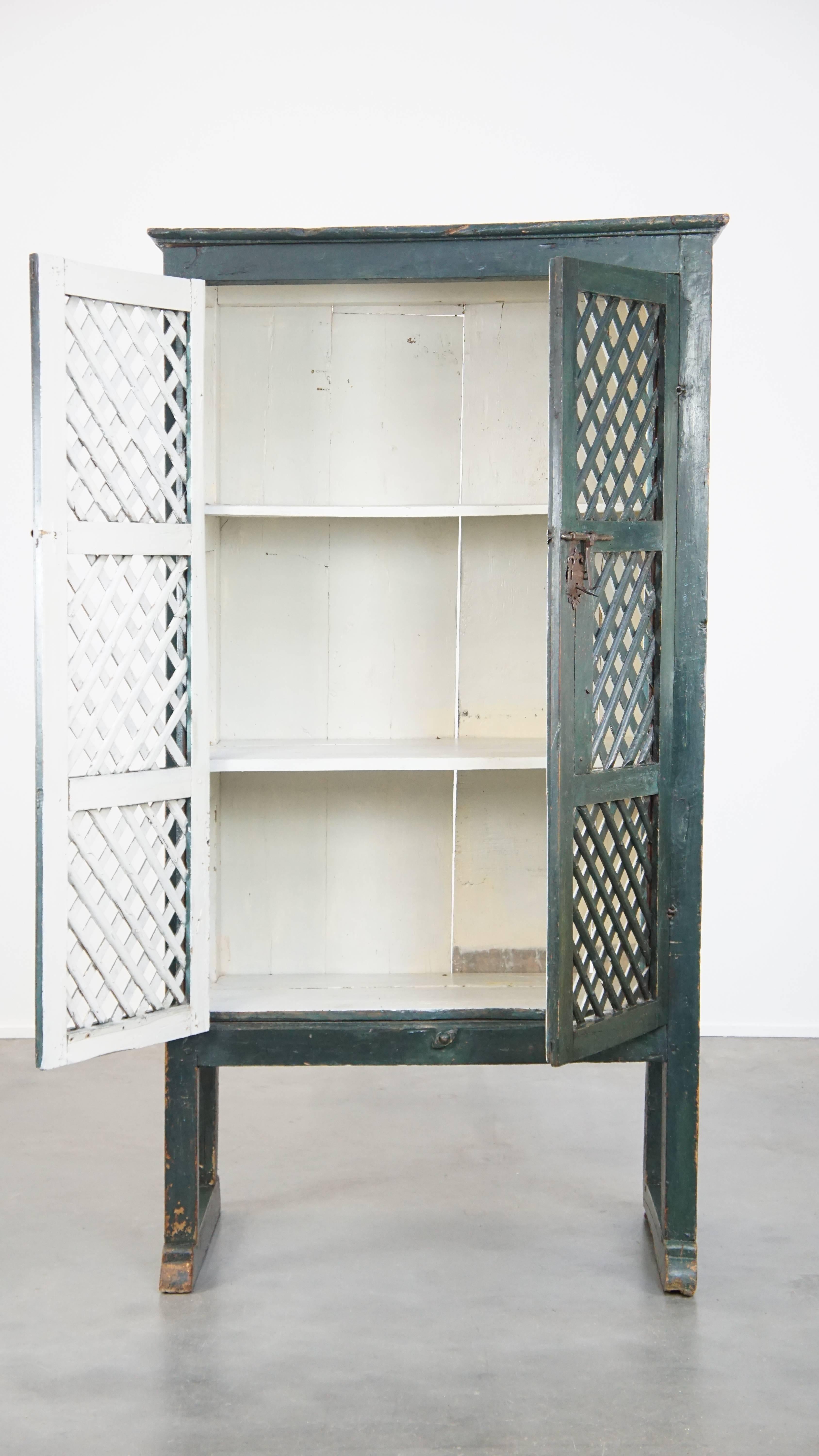 In offerta questo bellissimo armadio/dispensa verde spagnolo del XVIII secolo con dipinti di arte popolare unici.

Questa credenza è un'attrazione unica, con un approccio molto pratico, e ha tutto quello che serve! Con il suo particolare colore