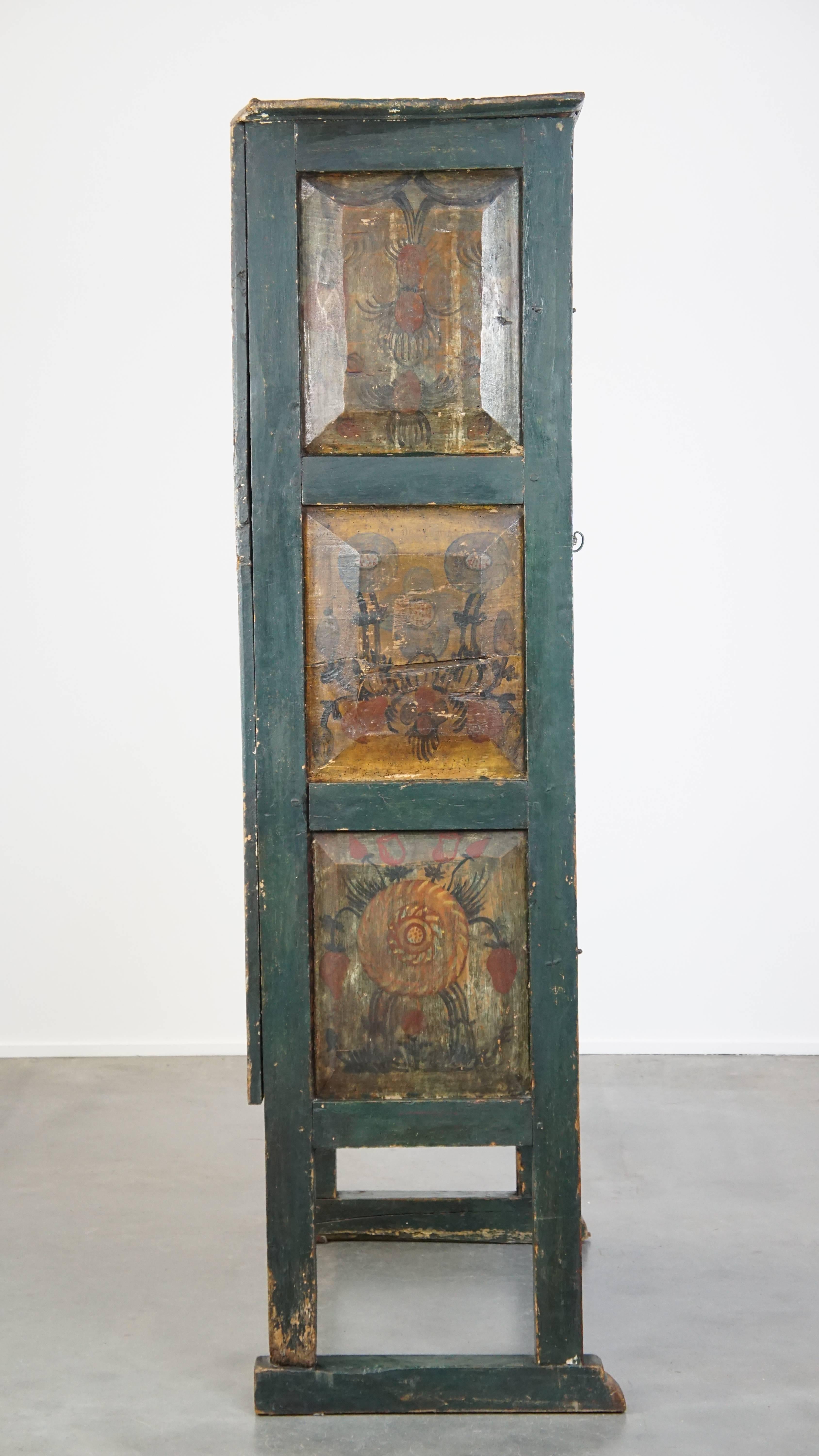 Spagnolo Armadio/dispensa spagnolo verde del XVIII secolo con dipinti d'arte popolare in vendita