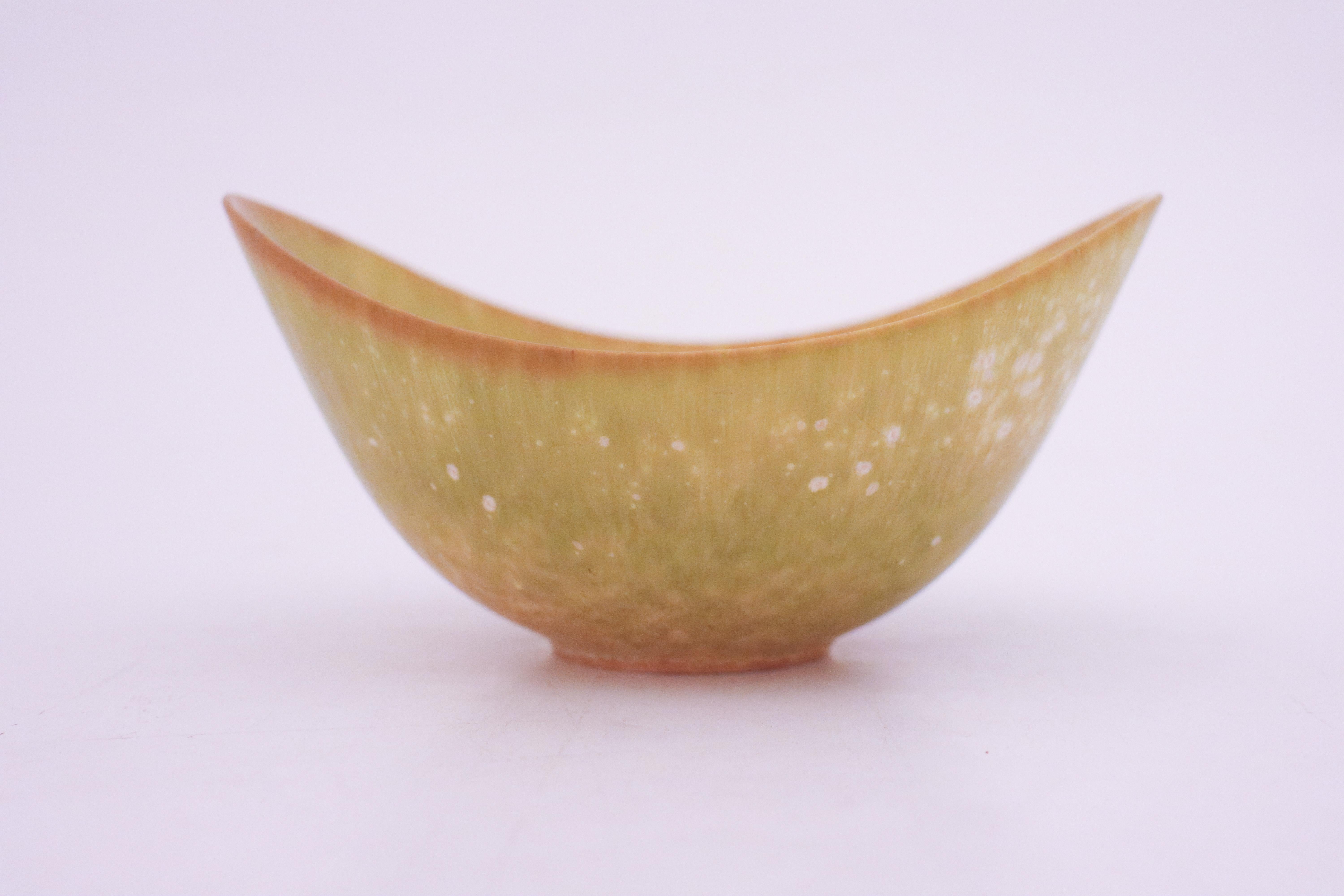 A lovely green bowl designed by Gunnar Nylund at Rörstrand, the bowl is 16 x 12.5 cm (6.4