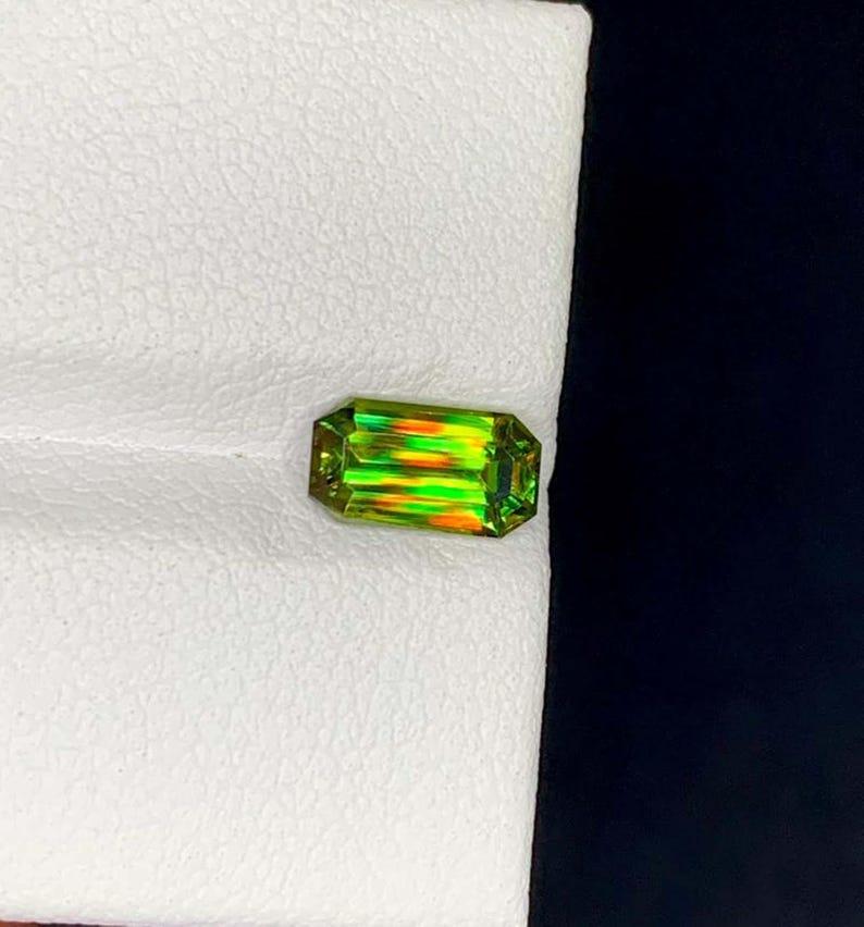 Taille émeraude Green Sphene Gemstone: Natural Titanite Multi Color Emerald Cut, June Birthstone en vente