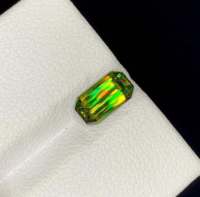 Green Sphene Gemstone: Natural Titanite Multi Color Emerald Cut, June Birthstone Excellent état - En vente à Peshawar, PK
