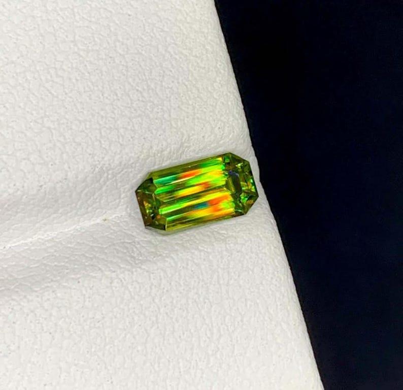 Green Sphene Gemstone: Natural Titanite Multi Color Emerald Cut, June Birthstone Unisexe en vente