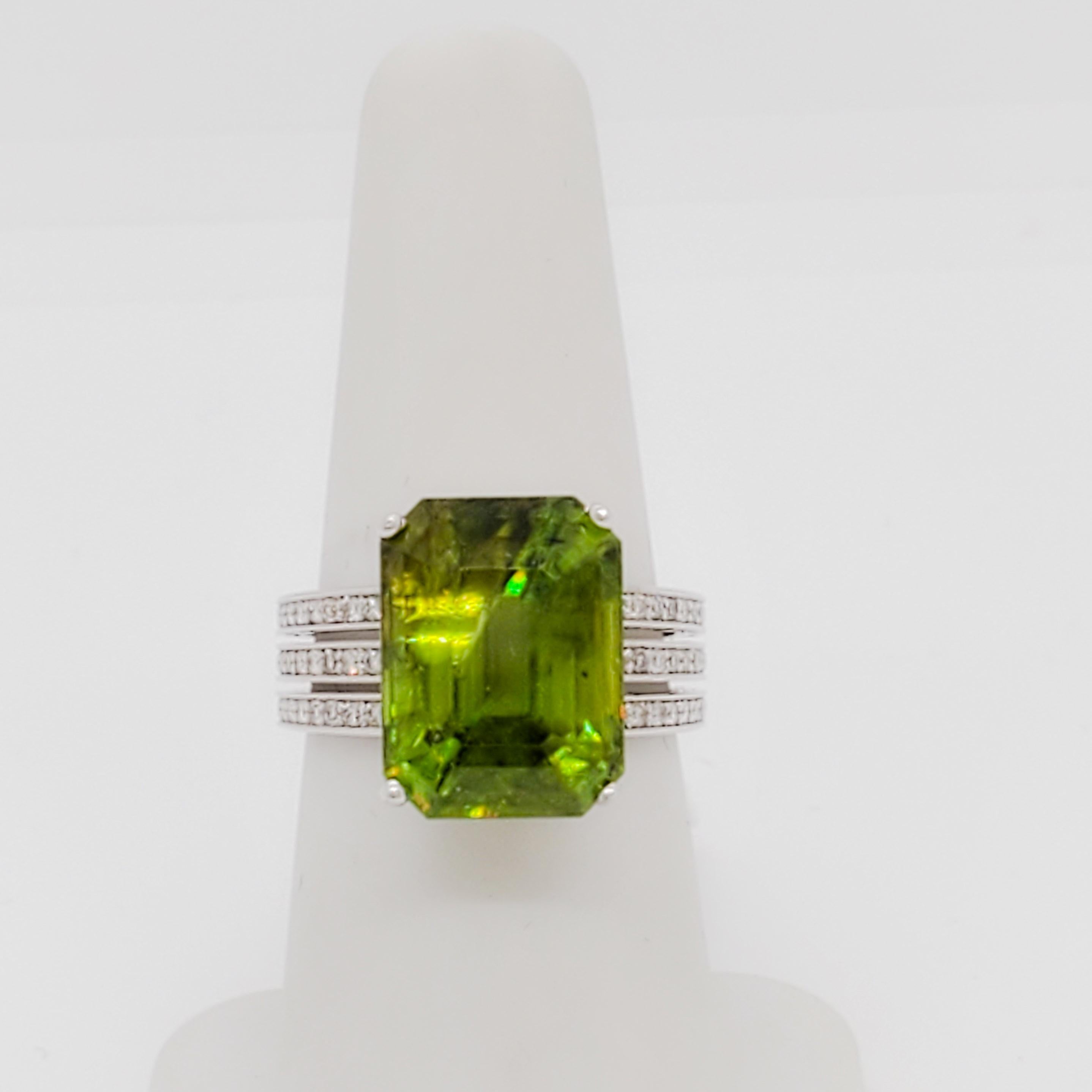 Green Sphene Radiant and Diamond Cocktail Ring in 18k White Gold In New Condition For Sale In Los Angeles, CA