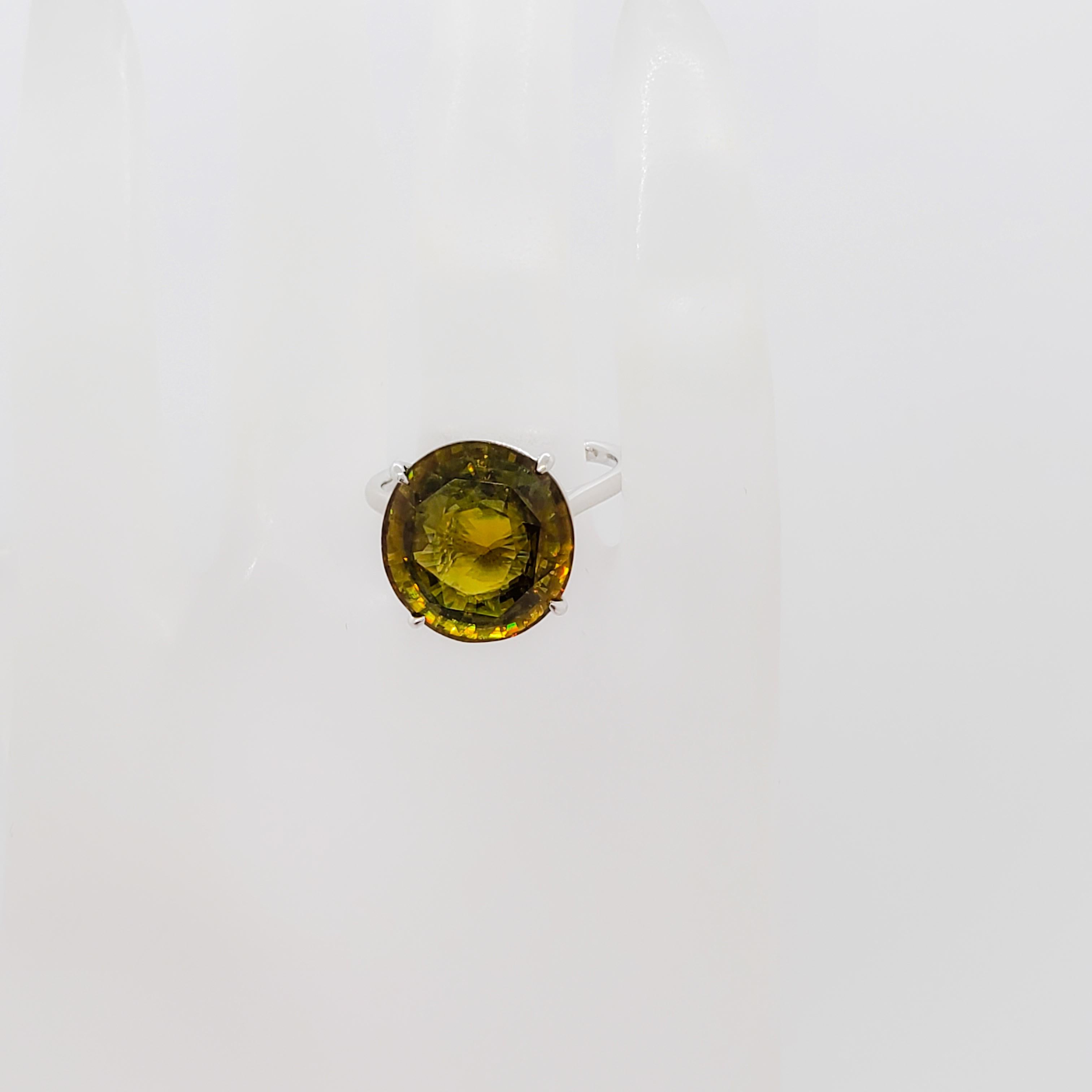 Green Sphene Round Solitaire Ring in 18k White Gold For Sale 4