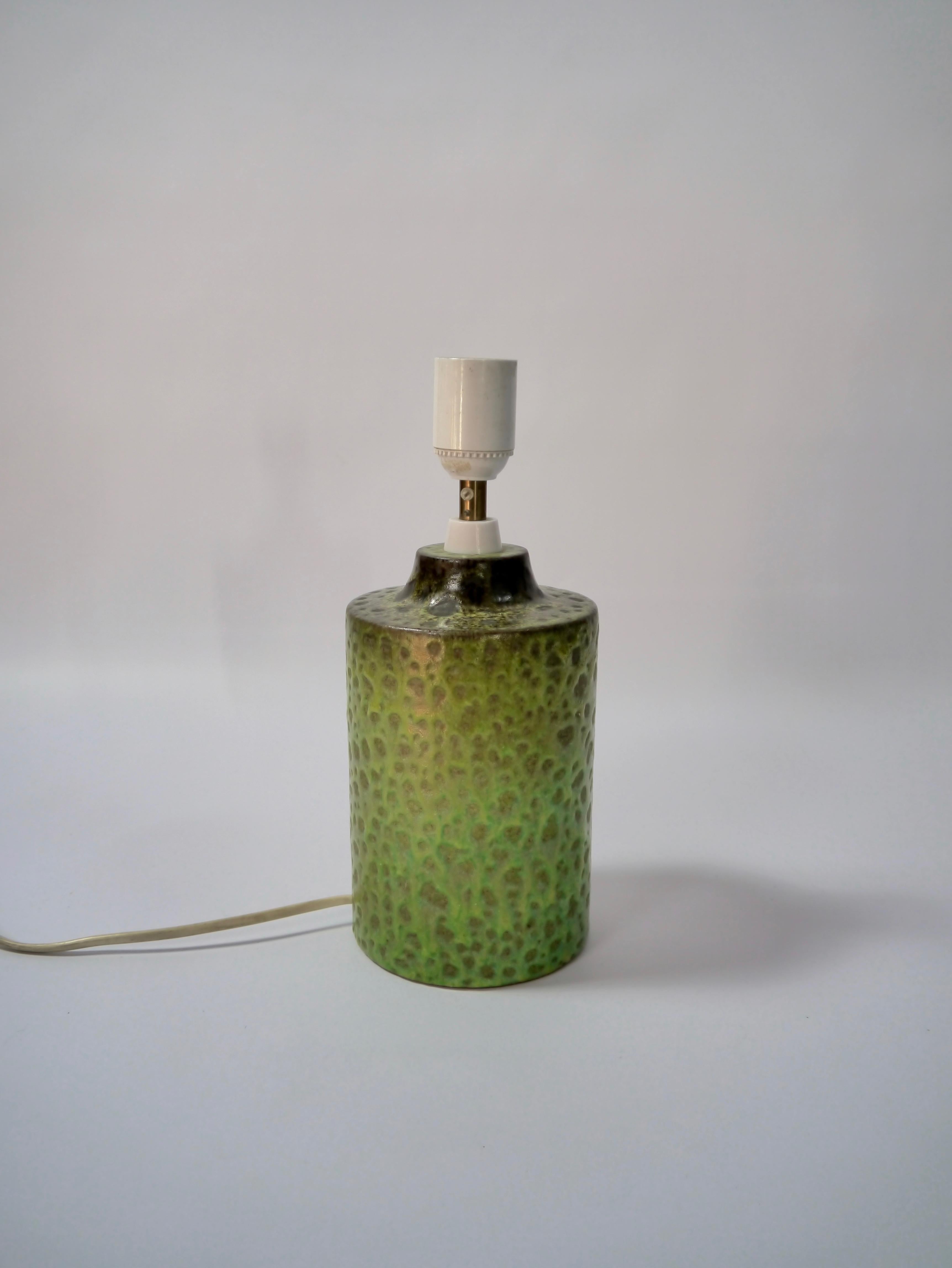 Ceramic table lamp by Bitossi, Italy, 1960s. Striking animalesque spotted pattern in different shades of green.