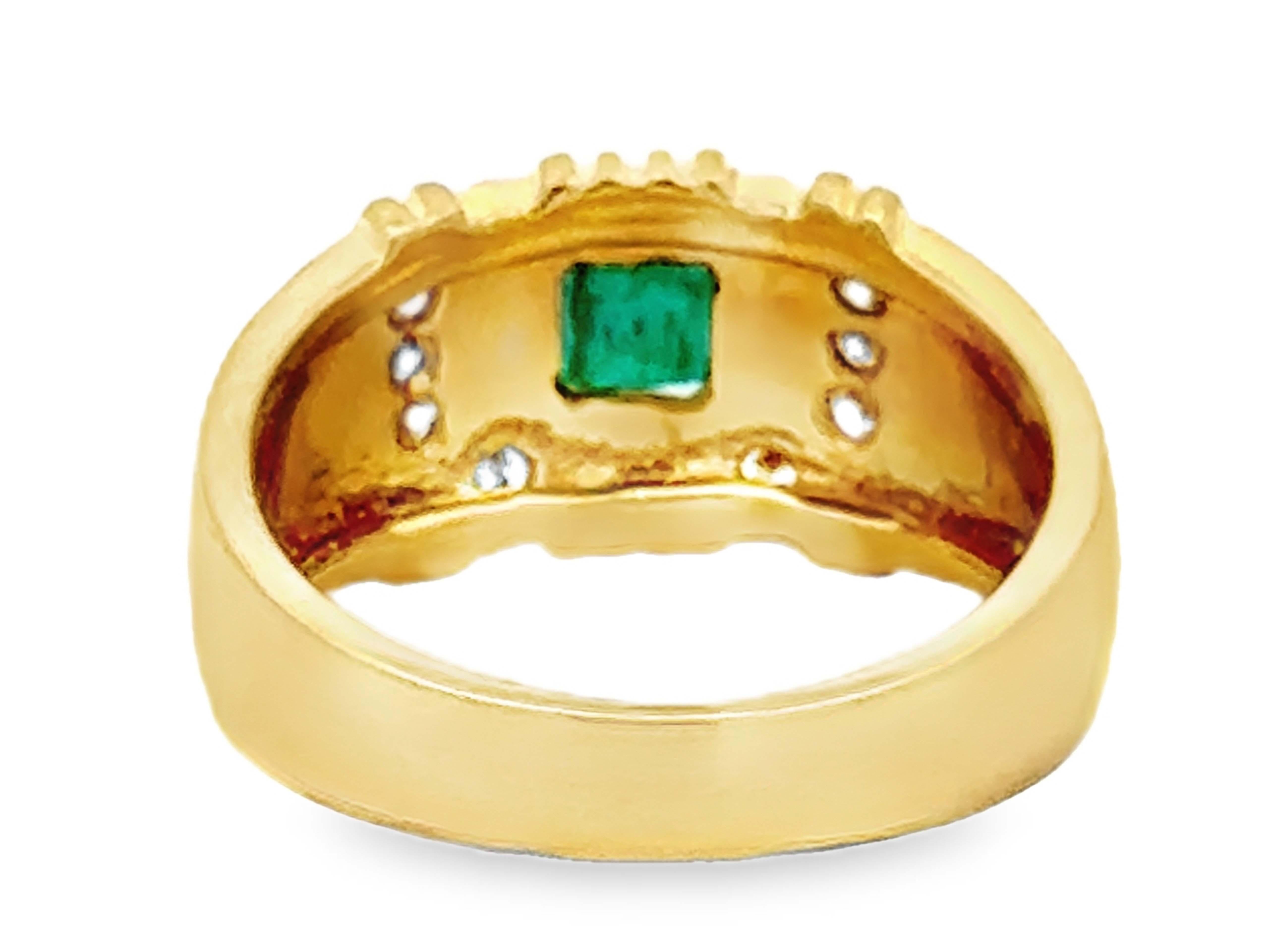 Anillo cuadrado verde de esmeralda y diamante de oro amarillo de 18k en venta 2