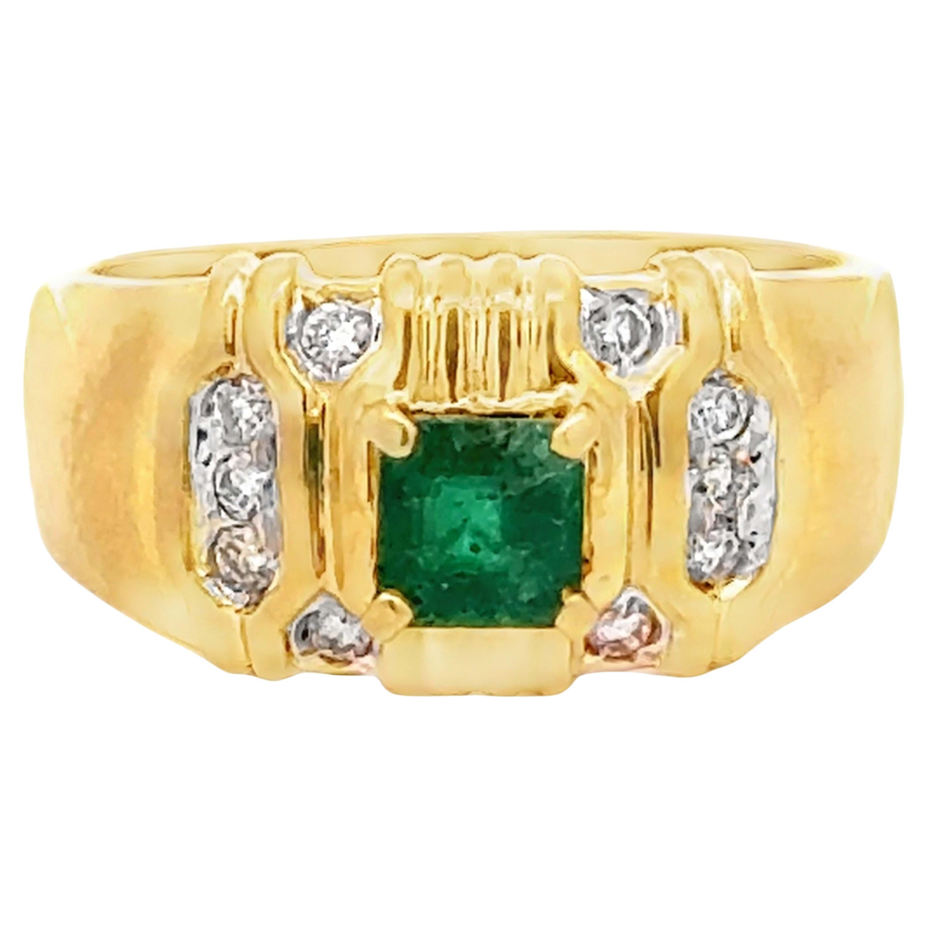 Anillo cuadrado verde de esmeralda y diamante de oro amarillo de 18k en venta