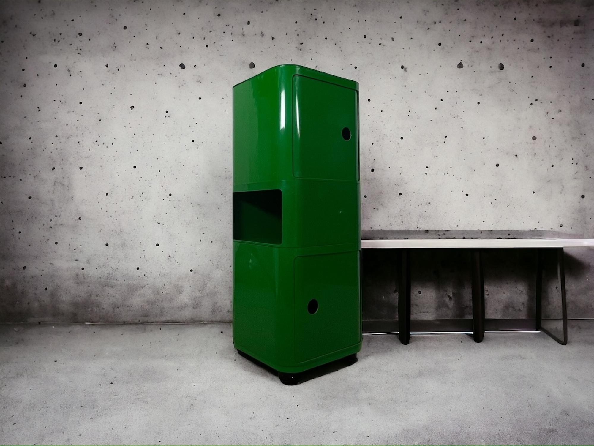 Ultra rare and beautiful square-based storage cabinet column on wheels designed by Anna Castelli Ferrieri and manufactured by Kartell in the 60s.
This cabinet column is composed of two boxes with matching door- one of which is on wheels – and one