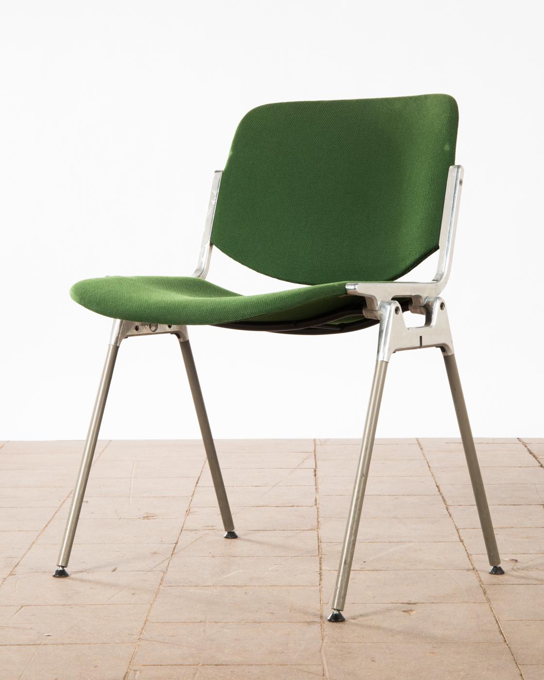 Grüne stapelbare Stühle von Giancarlo Piretti für Castelli (Mitte des 20. Jahrhunderts) im Angebot
