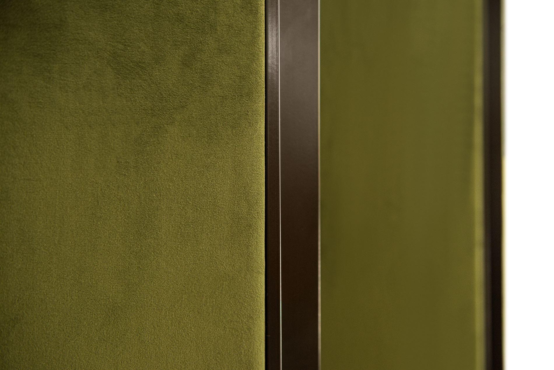 Asymmetrischer Raumteiler aus grünem Stahl von Delvis Unlimited im Zustand „Neu“ im Angebot in Milan, Milan