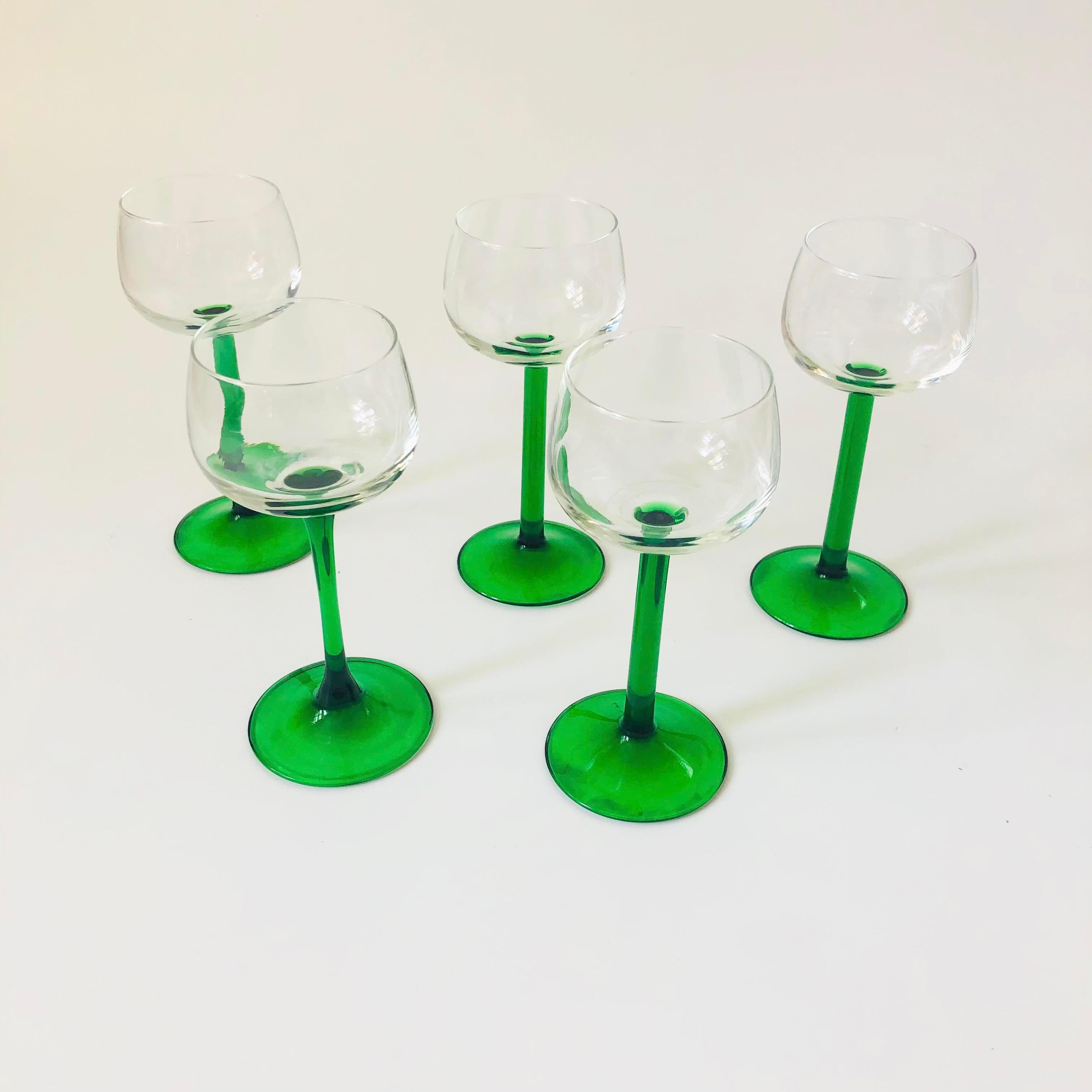 An elegant of set of 5 Mid Century coupe glasses with green stems.Perfect for champagne. Made in France by Luminarc.

