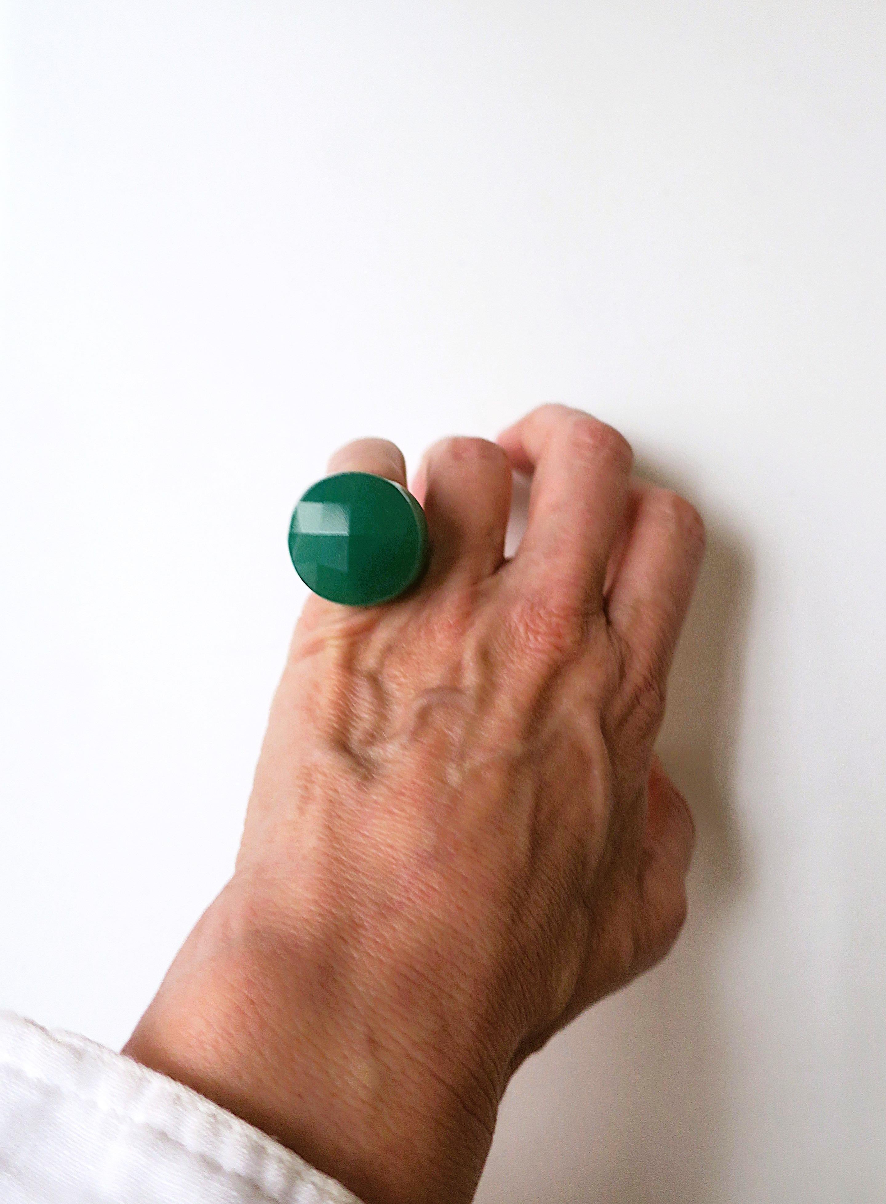 Taille ronde Green Stone and Sterling Silver Ring en vente