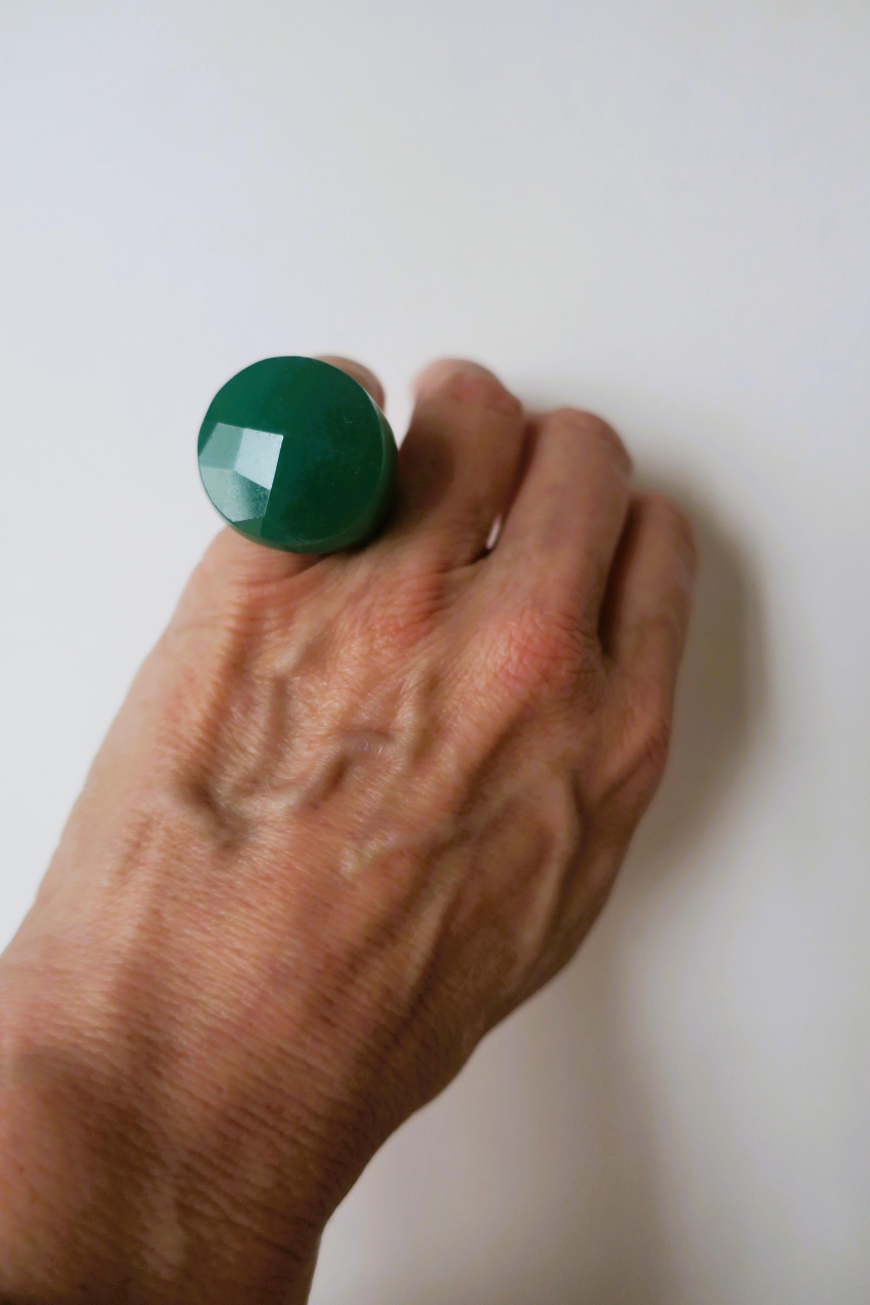 Green Stone and Sterling Silver Ring Bon état - En vente à New York, NY