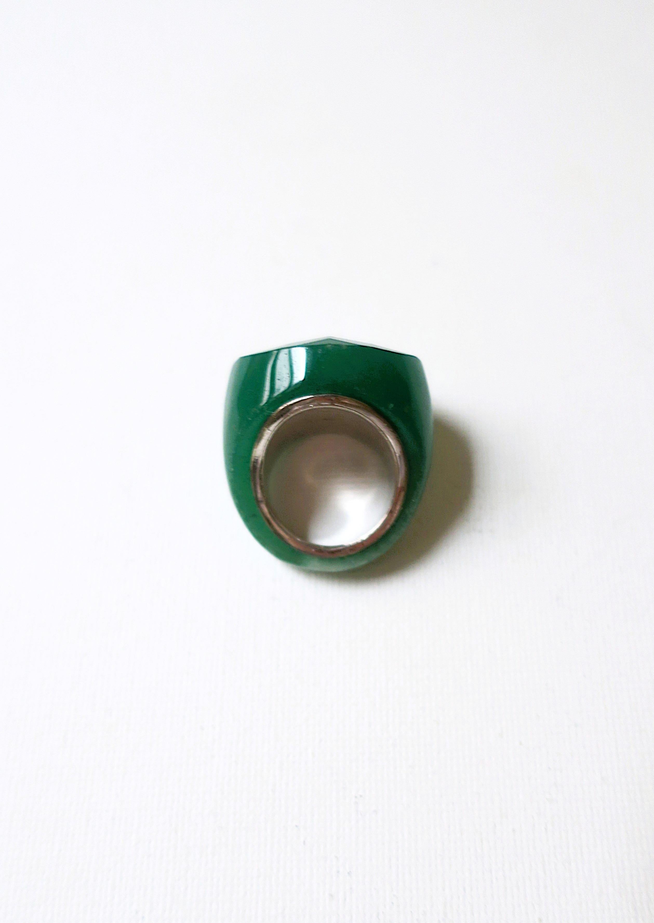 Green Stone and Sterling Silver Ring Unisexe en vente
