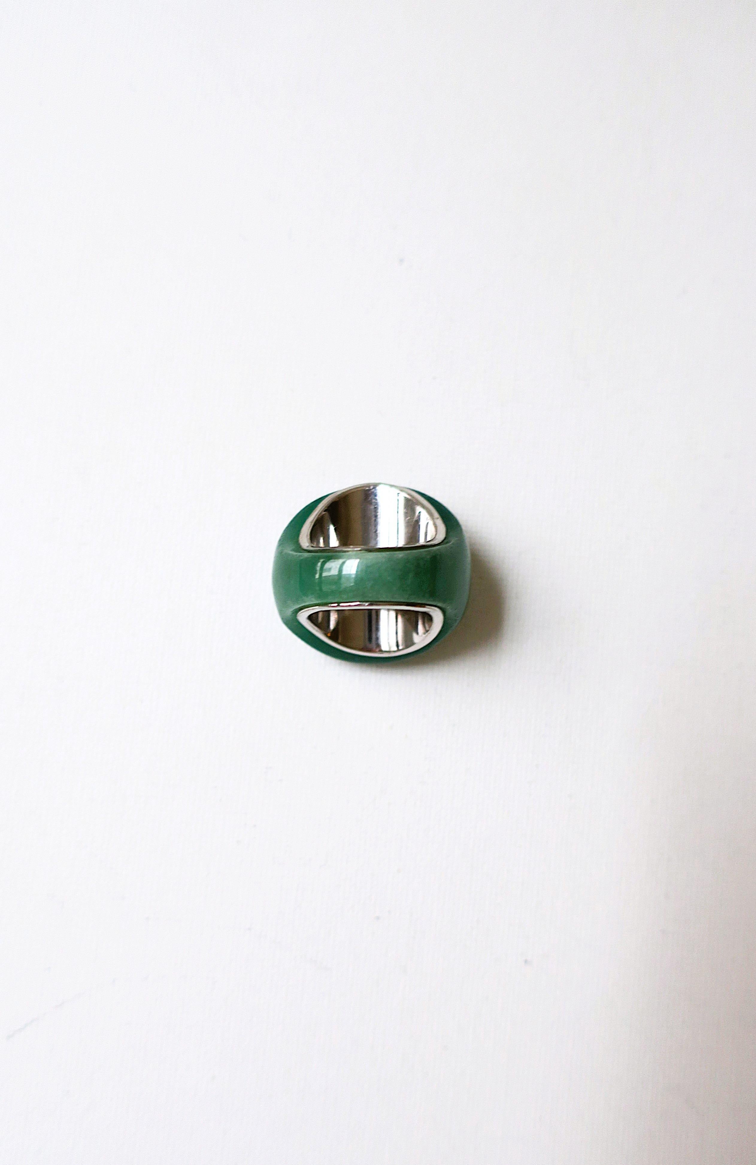 Green Stone and Sterling Silver Ring en vente 1