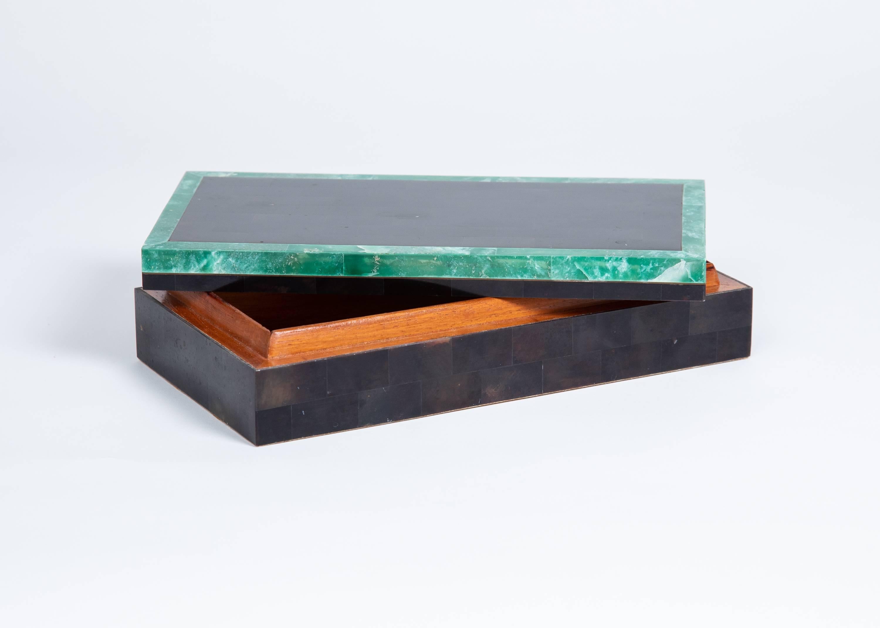 Boîte en corne tessellée avec bordure en pierre verte sur le dessus. Intérieur doublé en acajou et fond en feutre. Maitland Smith, années 80.