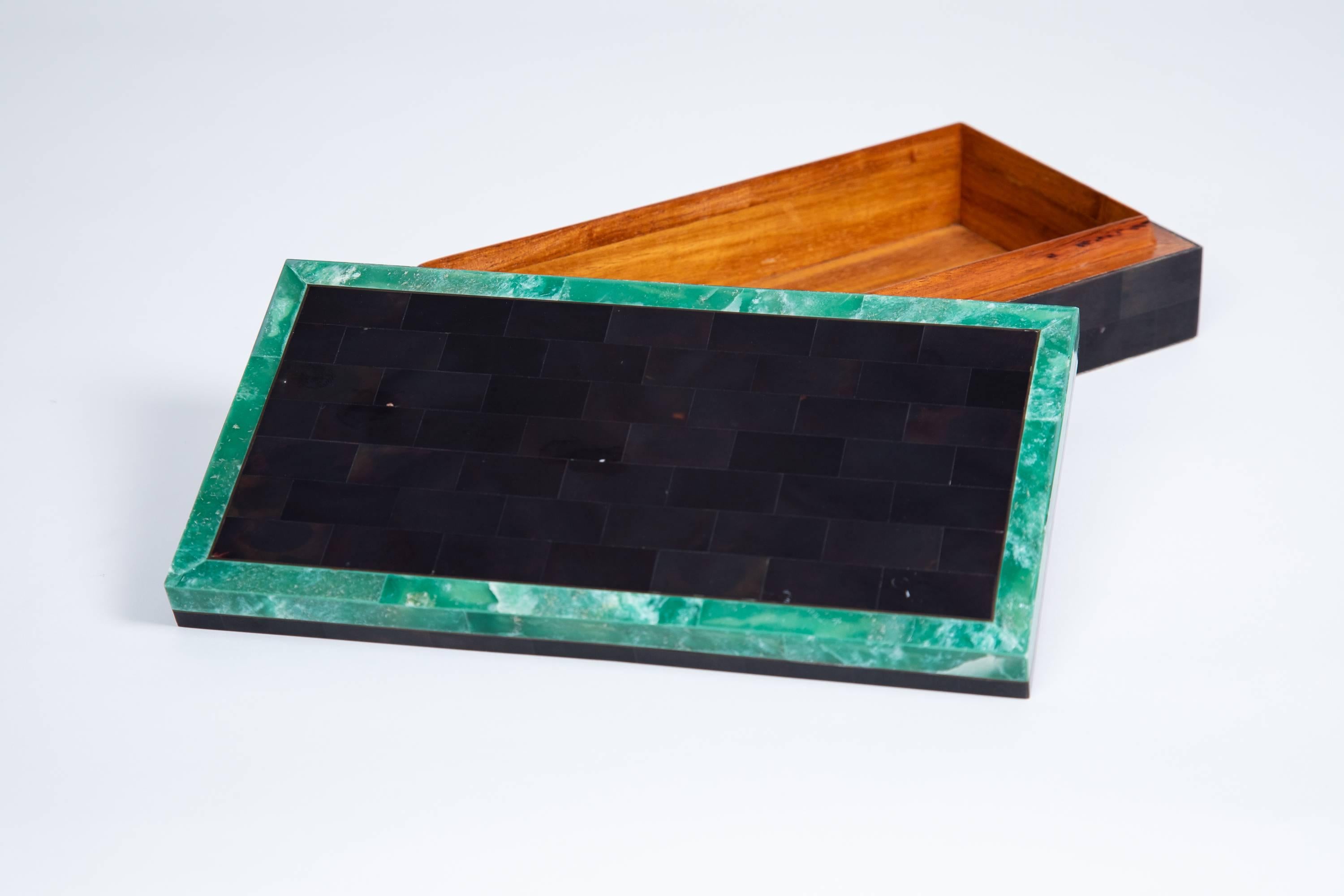 Mid-Century Modern Boîte à bijoux en corne tessellée avec bordure en pierre verte Adventurine en vente