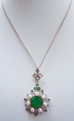 Ciondolo in pietra verde, smeraldi, perle, diamanti, oro rosa e argento.