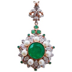 Ciondolo in pietra verde, smeraldi, perle, diamanti, oro rosa e argento.