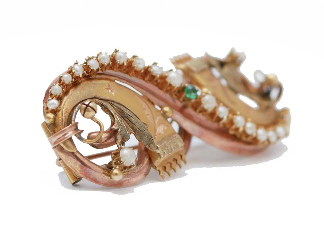 Broche Retrò de estructura de oro amarillo de 9 kt montado con una piedra verde y perlas.
Stone 0.05 gr
Perlas 1.00 gr
Peso total 9.50 gr
RF  +UFGH

Para cualquier información, no dudes en ponerte en contacto con el vendedor a través del centro de