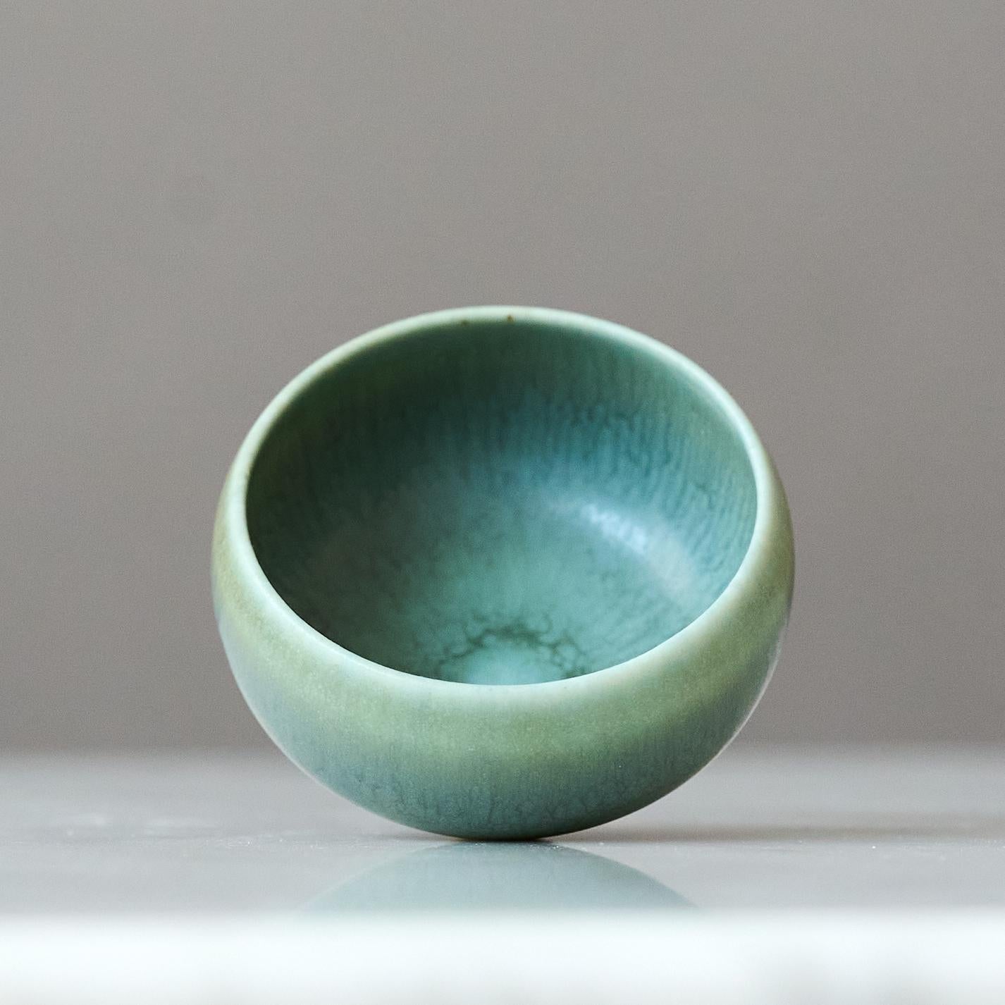 Scandinave moderne Bol miniature en grès vert par Berndt Friberg. Gustavsberg, Suède, années 1960 en vente