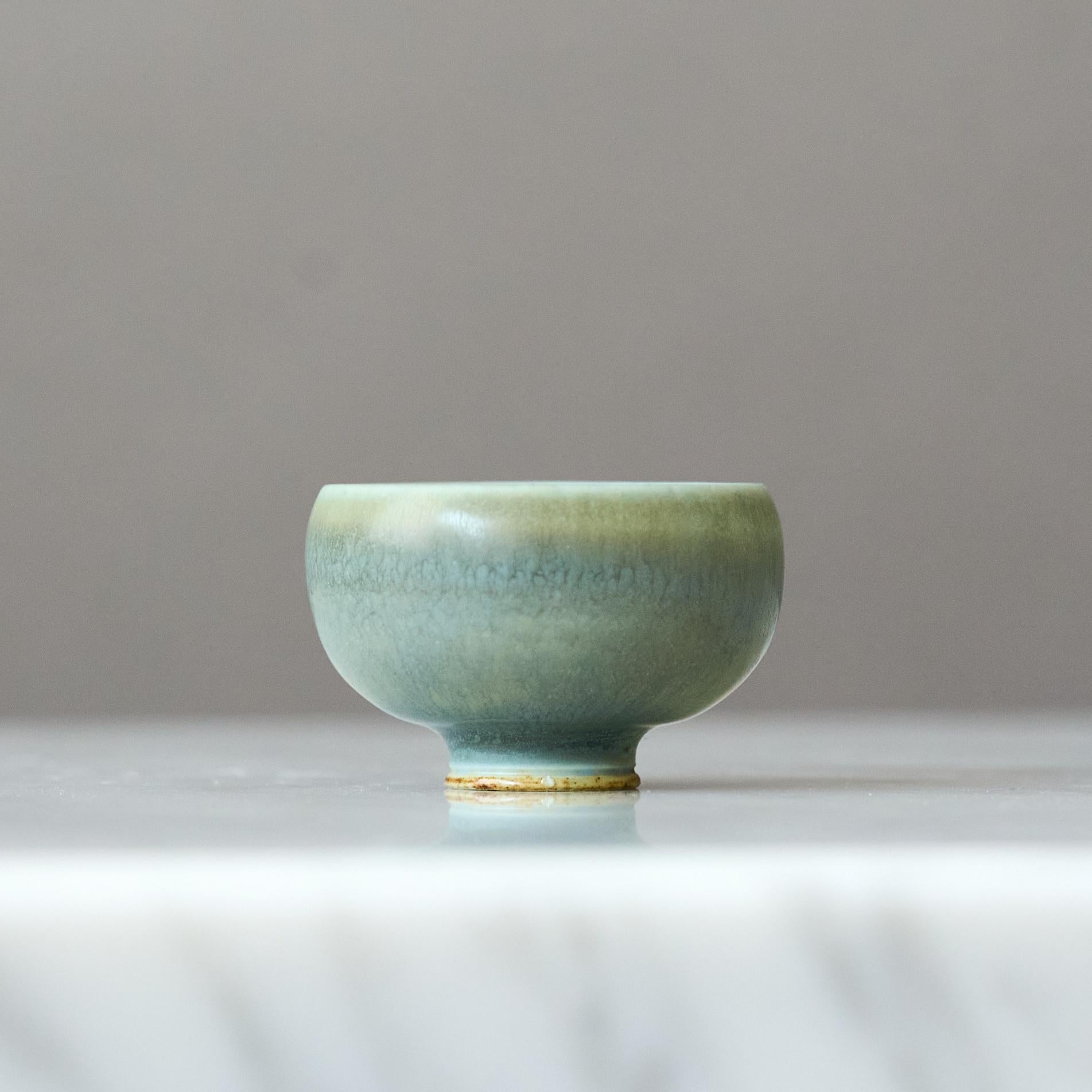 Suédois Bol miniature en grès vert par Berndt Friberg. Gustavsberg, Suède, années 1960 en vente