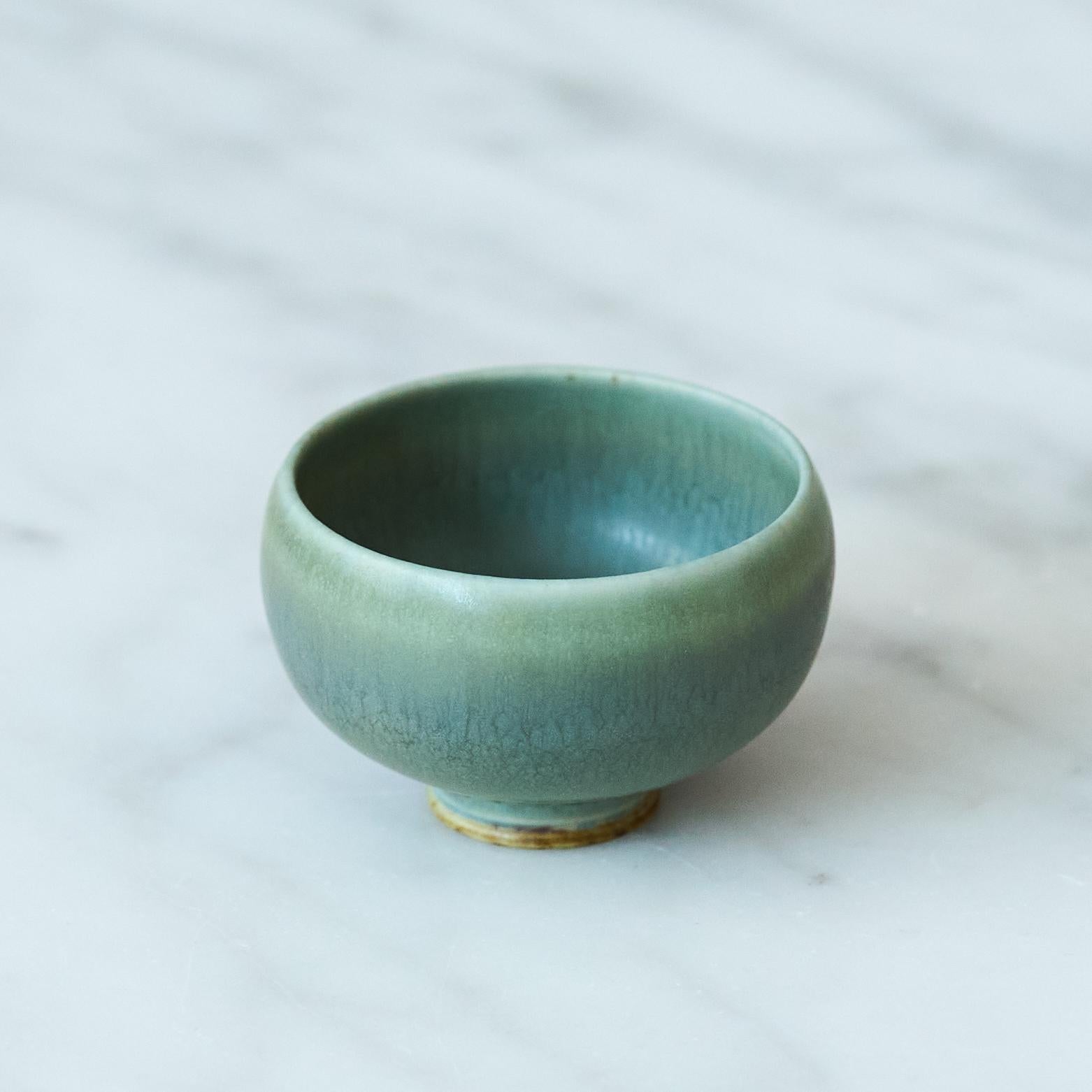 Vernissé Bol miniature en grès vert par Berndt Friberg. Gustavsberg, Suède, années 1960 en vente