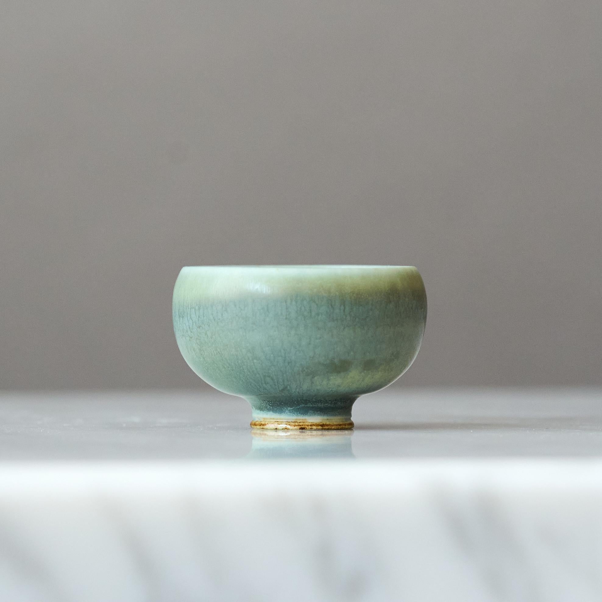 Bol miniature en grès vert par Berndt Friberg. Gustavsberg, Suède, années 1960 Bon état - En vente à Malmö, SE