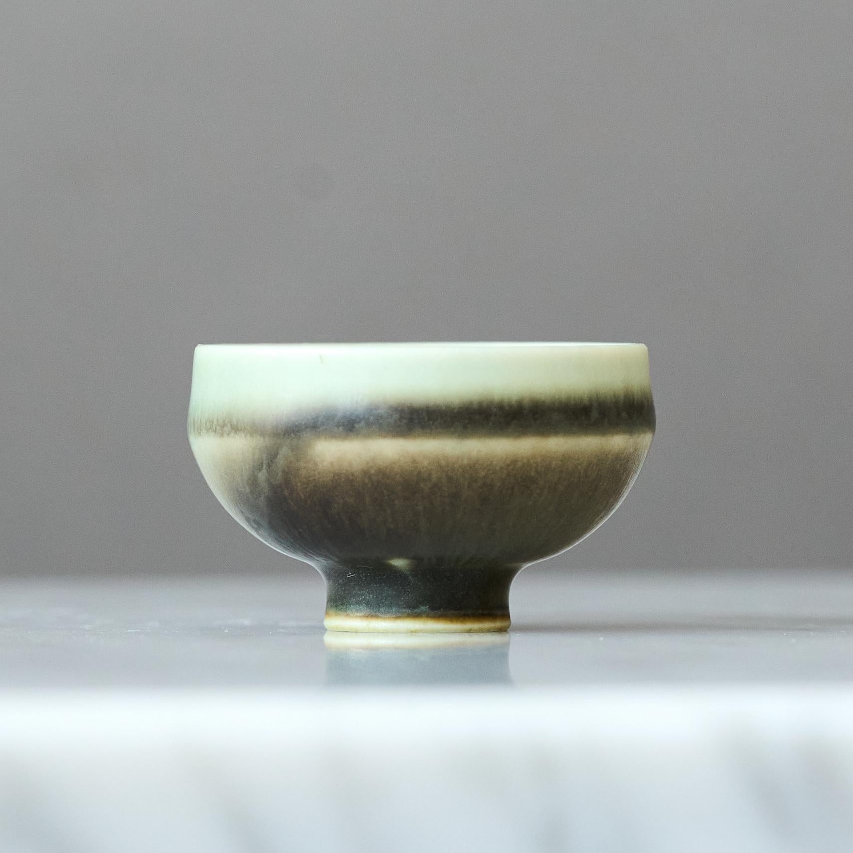 Green Stoneware Miniature Bowl by Berndt Friberg. Gustavsberg, Sweden, 1960s In Good Condition For Sale In Malmö, SE