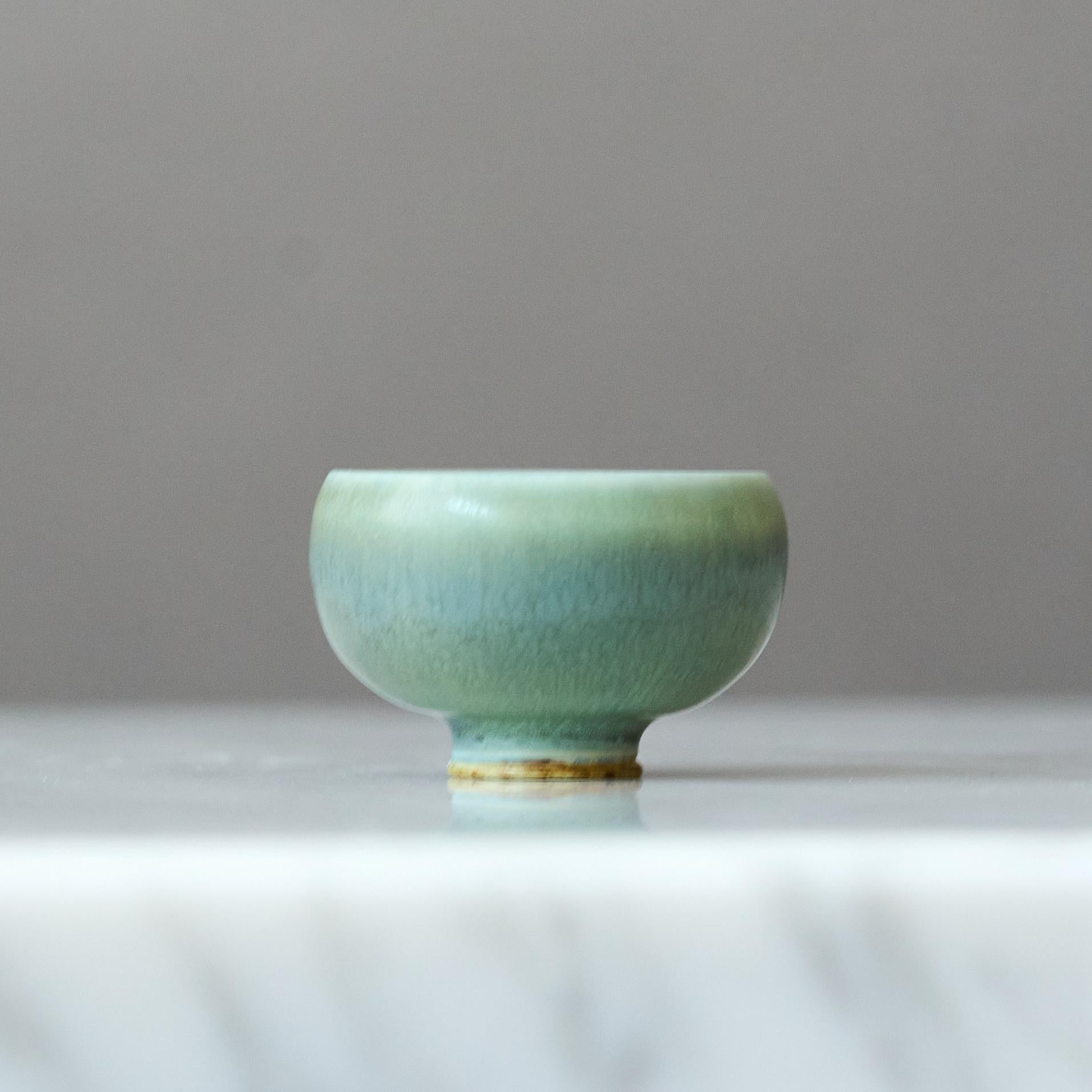Céramique Bol miniature en grès vert par Berndt Friberg. Gustavsberg, Suède, années 1960 en vente