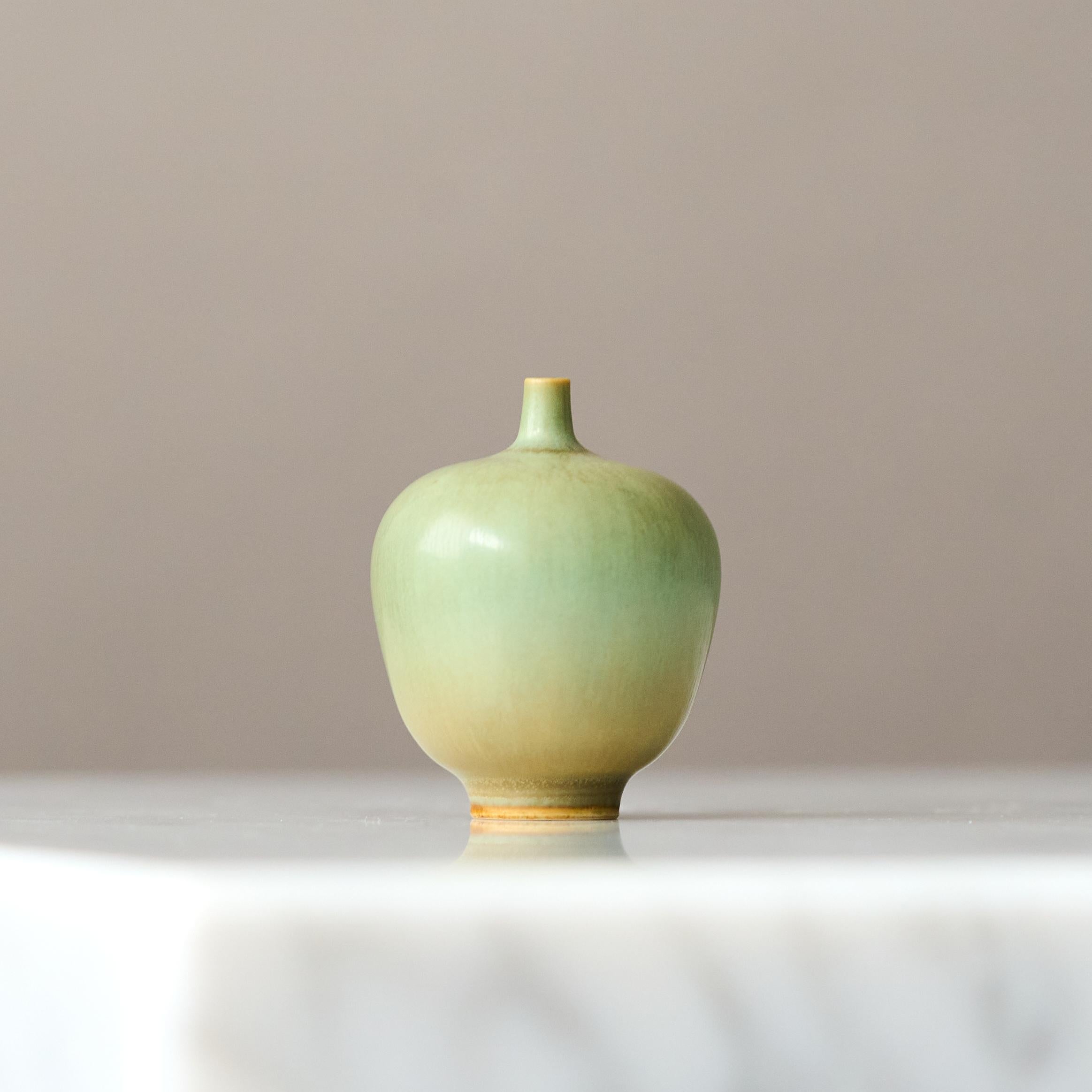 Un bellissimo vaso in gres in miniatura con un'incredibile smaltatura verde a pelo di lepre.
Realizzato dal maestro lanciatore Berndt Friberg, nello studio dell'artista a Gustavsberg, Svezia, 1957.

Ottime condizioni. 
Firma incisa 