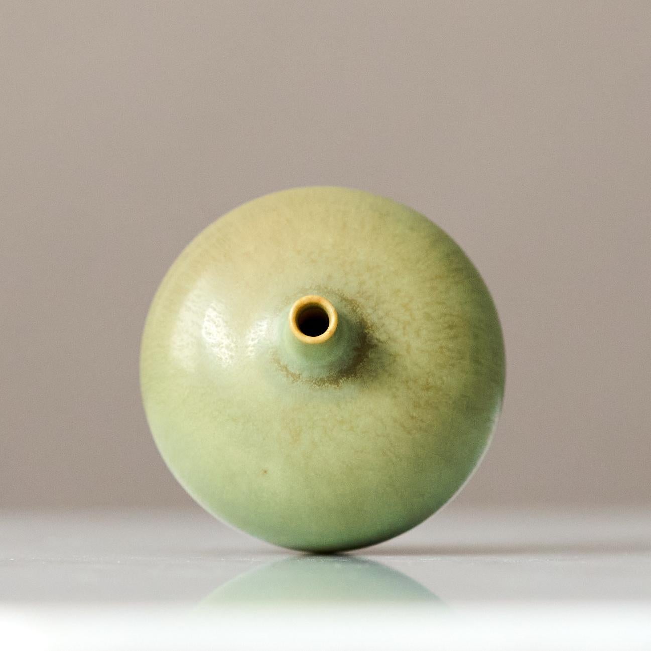 Scandinavo moderno Vaso in miniatura in gres verde di Berndt Friberg. Studio A Svezia 1957 in vendita
