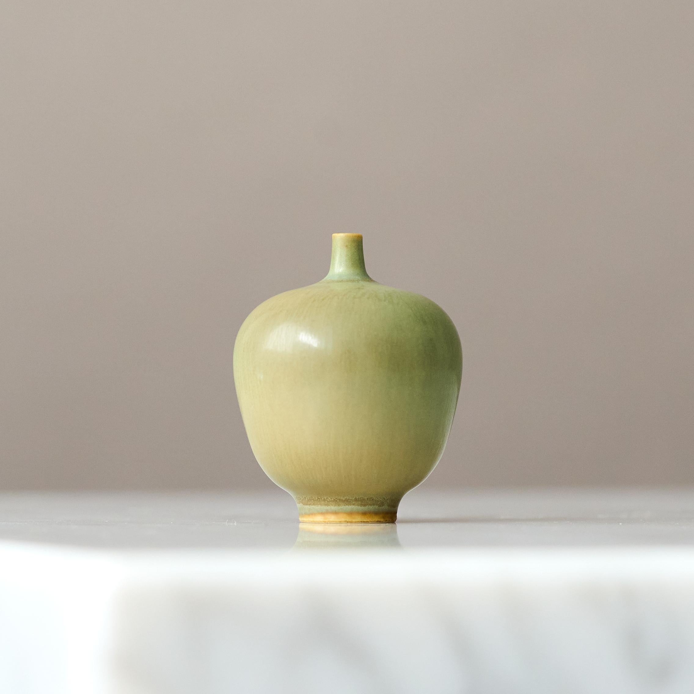 Svedese Vaso in miniatura in gres verde di Berndt Friberg. Studio A Svezia 1957 in vendita